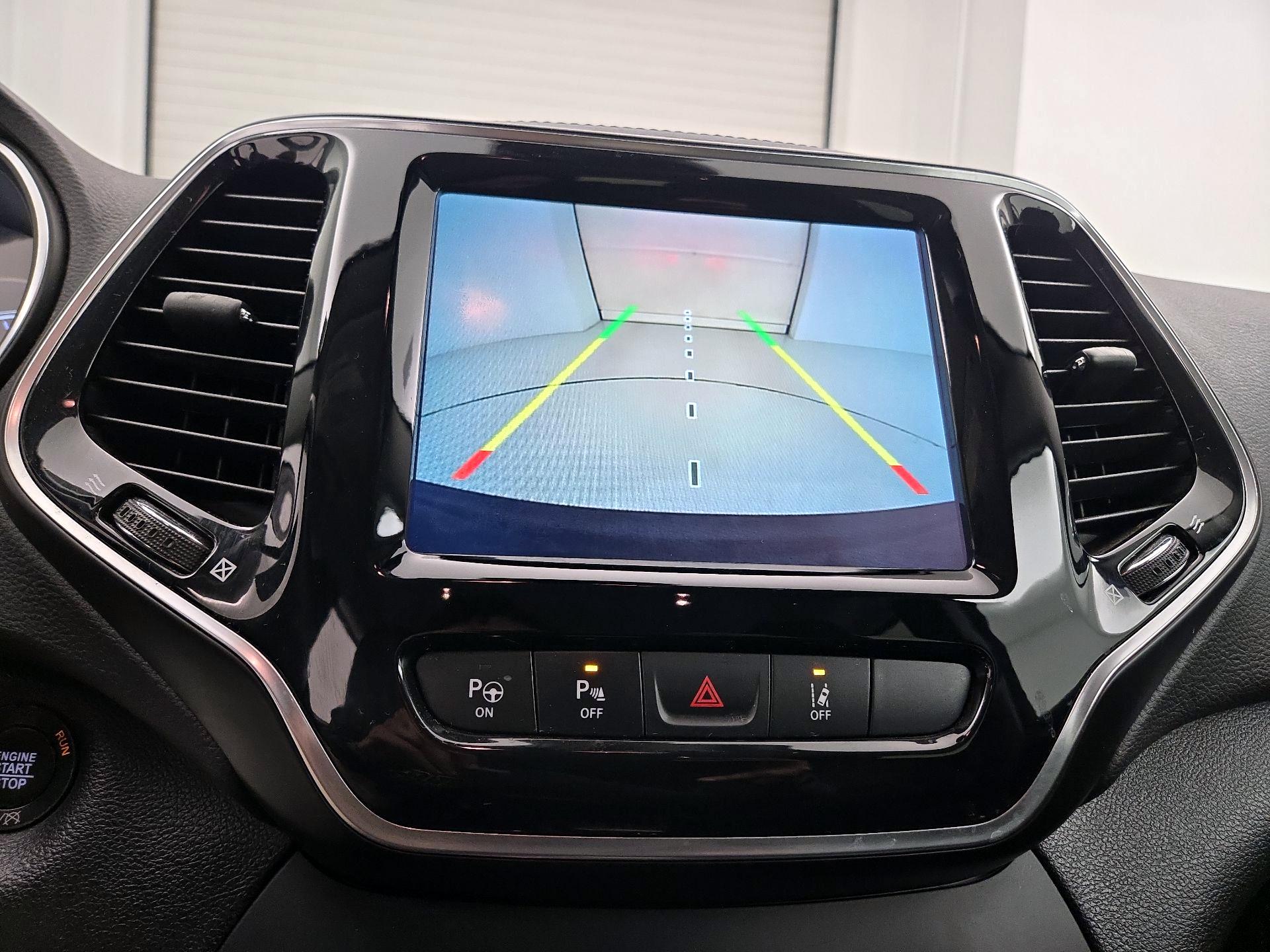 Thumbnail: 2019 Jeep Cherokee - 15