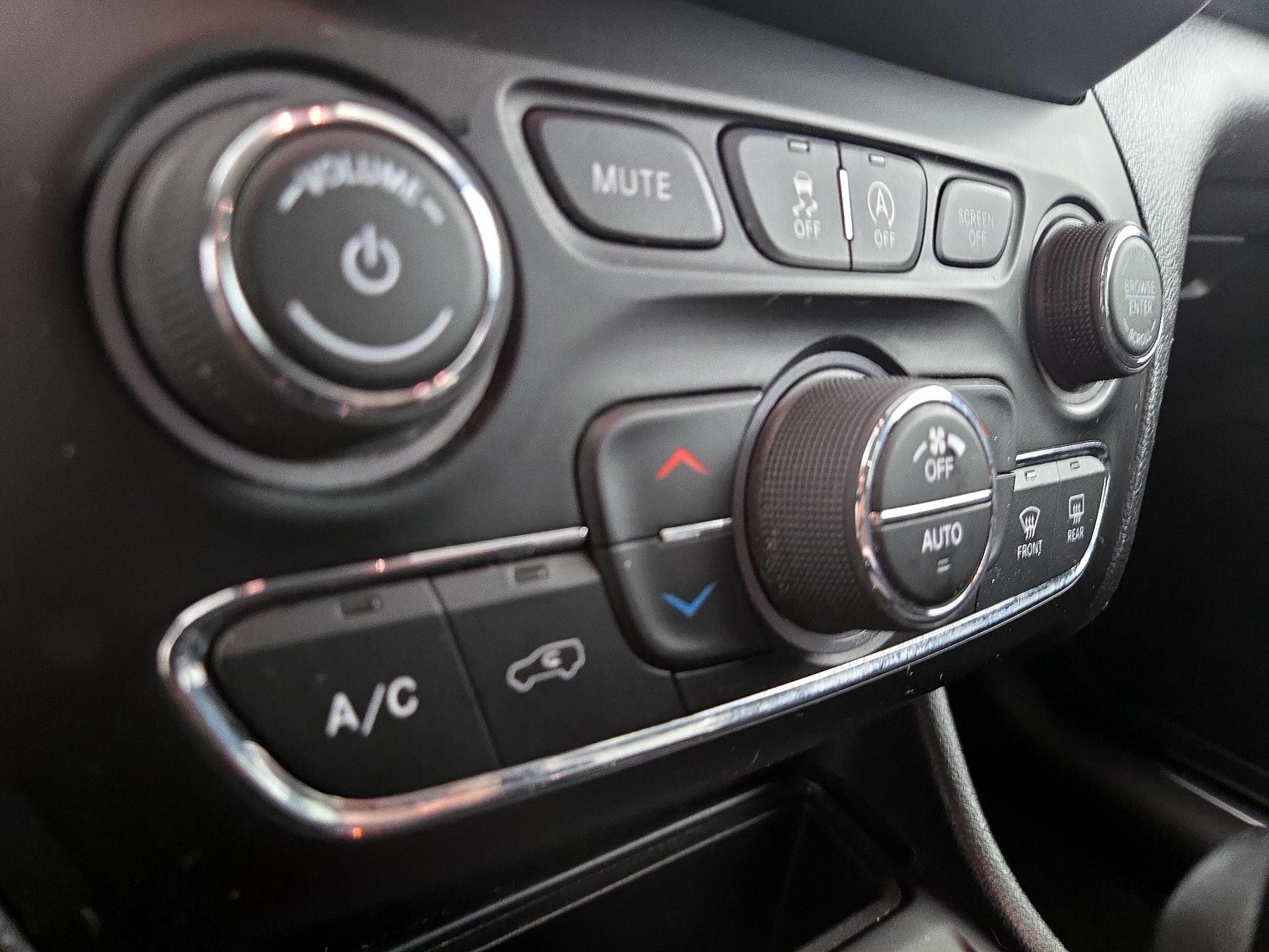 Thumbnail: 2019 Jeep Cherokee - 17