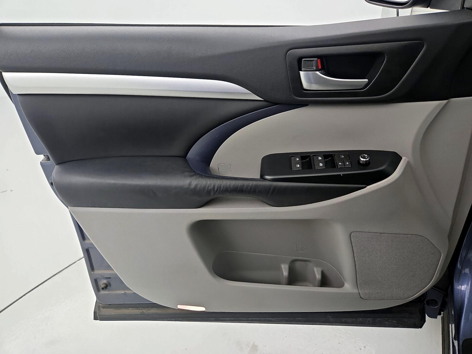 Thumbnail: 2016 Toyota Highlander - 12