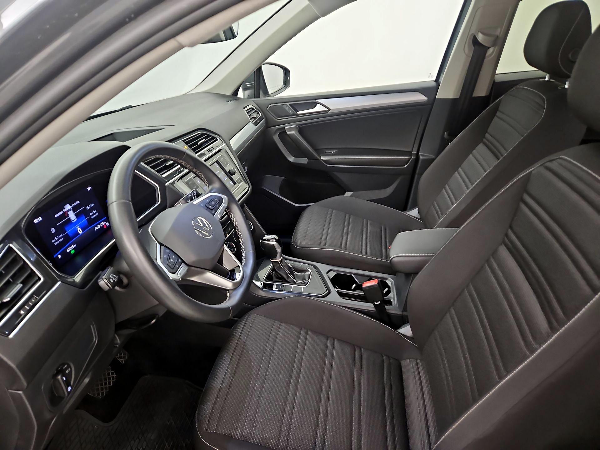 Thumbnail: 2023 Volkswagen Tiguan - 11
