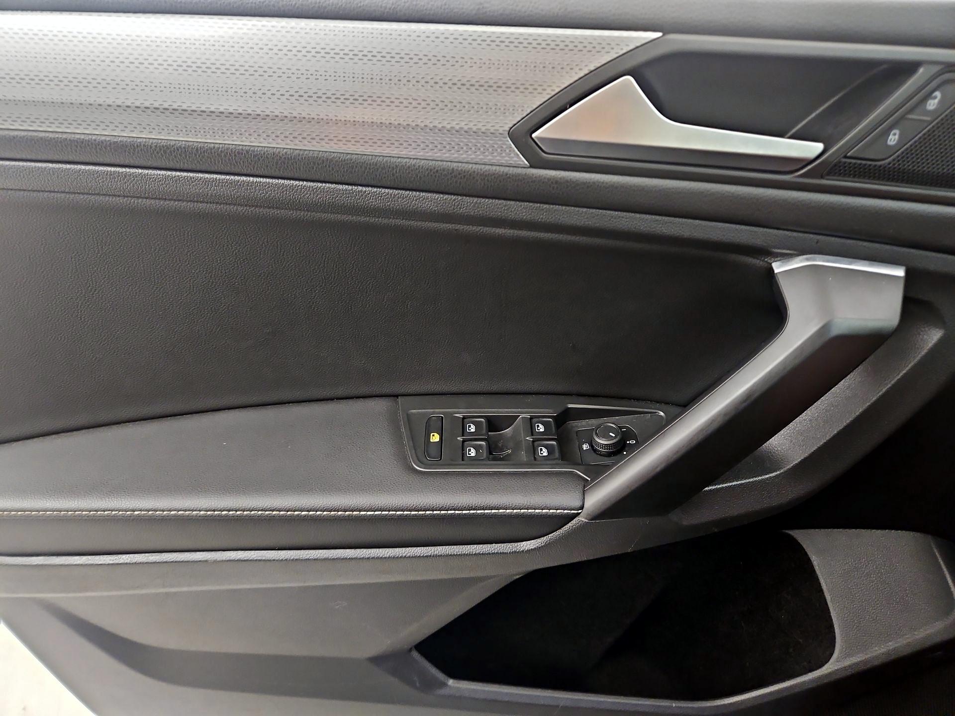 Thumbnail: 2023 Volkswagen Tiguan - 12