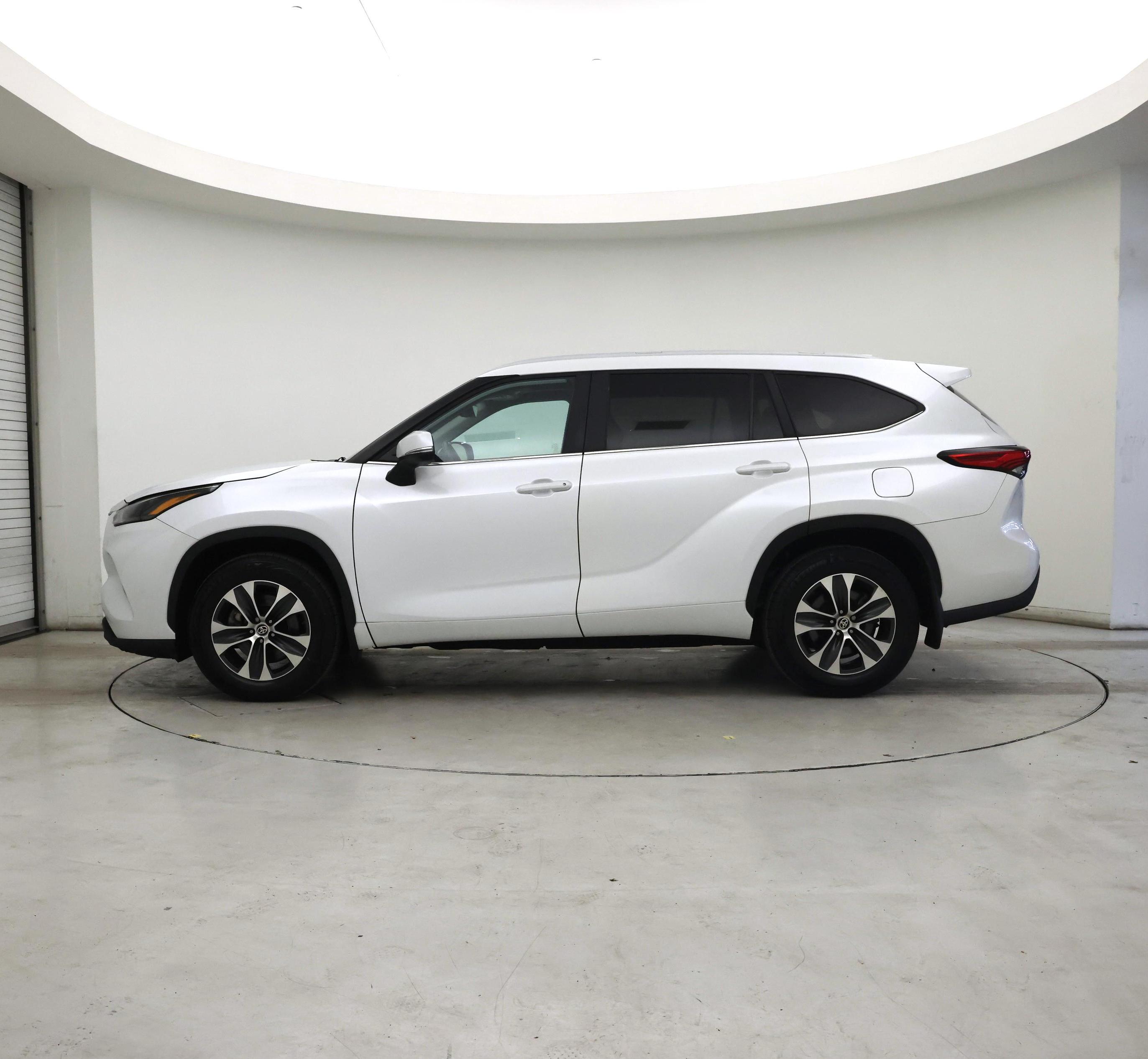 Thumbnail: 2023 Toyota Highlander - 3