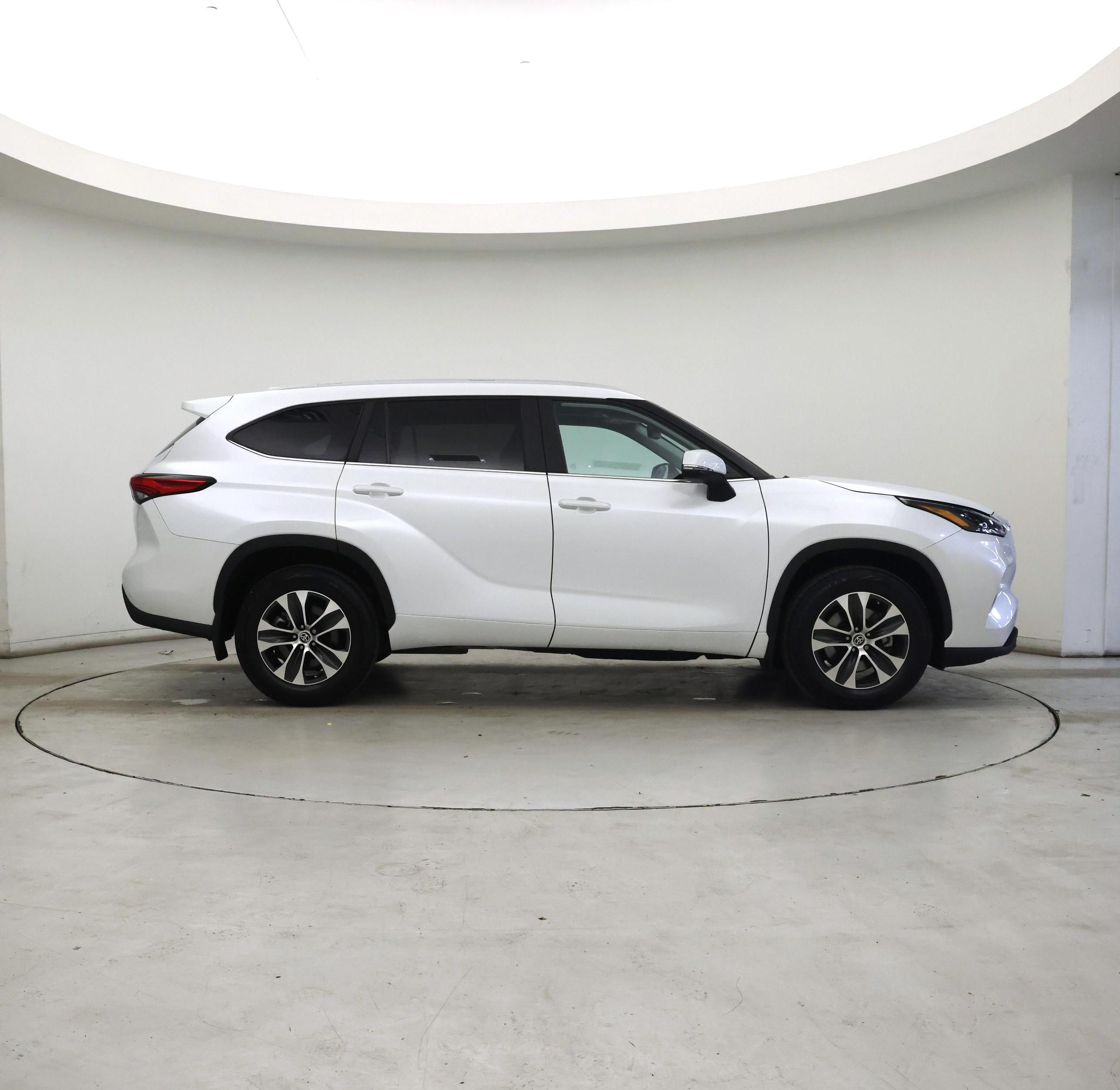 Thumbnail: 2023 Toyota Highlander - 7