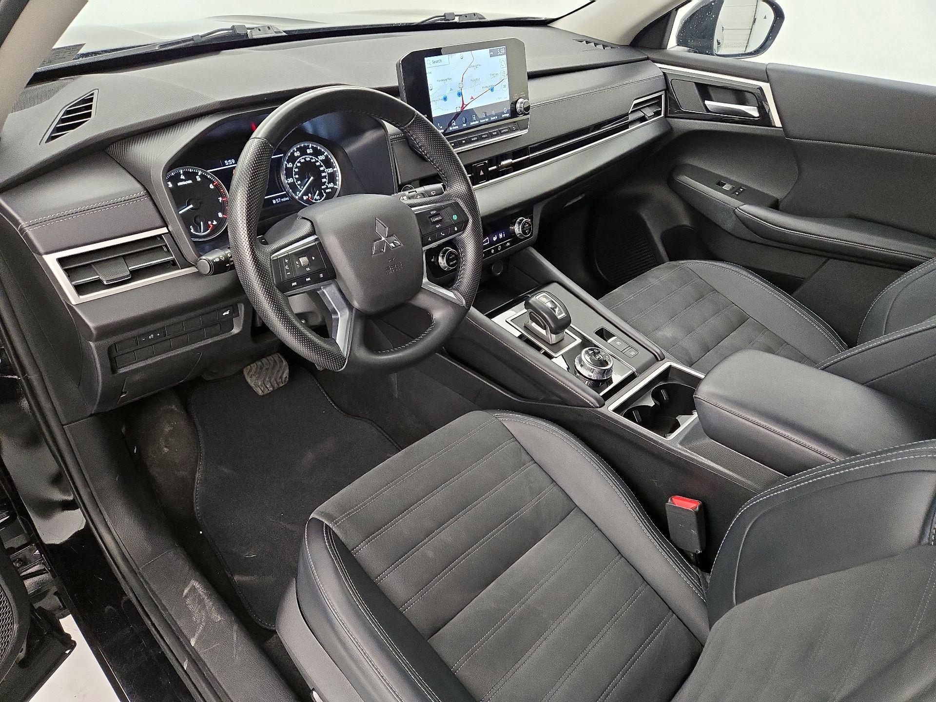 Thumbnail: 2024 Mitsubishi Outlander - 11