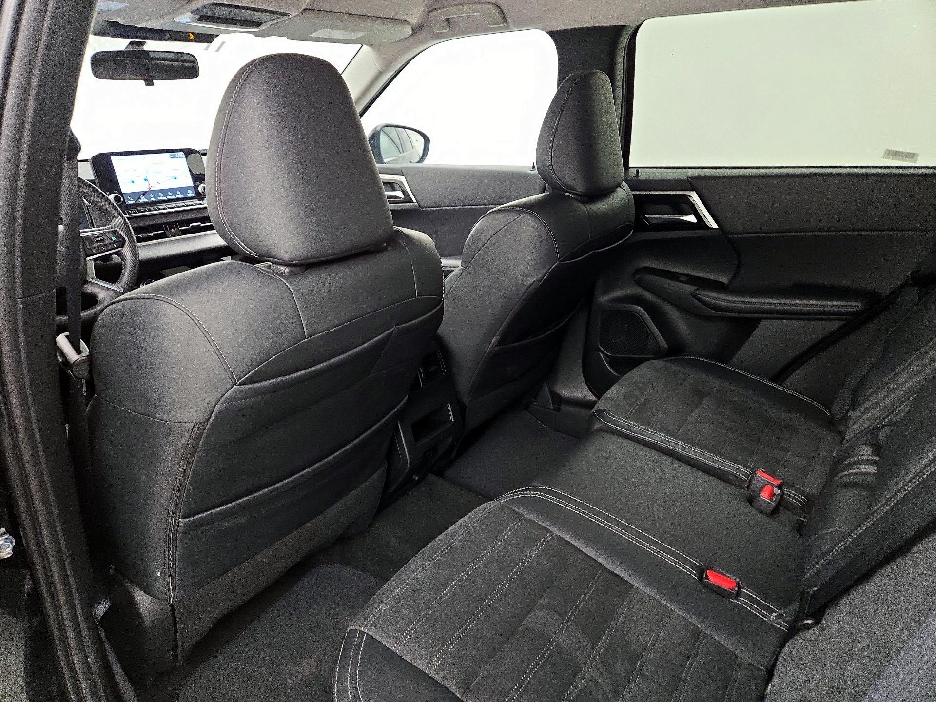 Thumbnail: 2024 Mitsubishi Outlander - 20