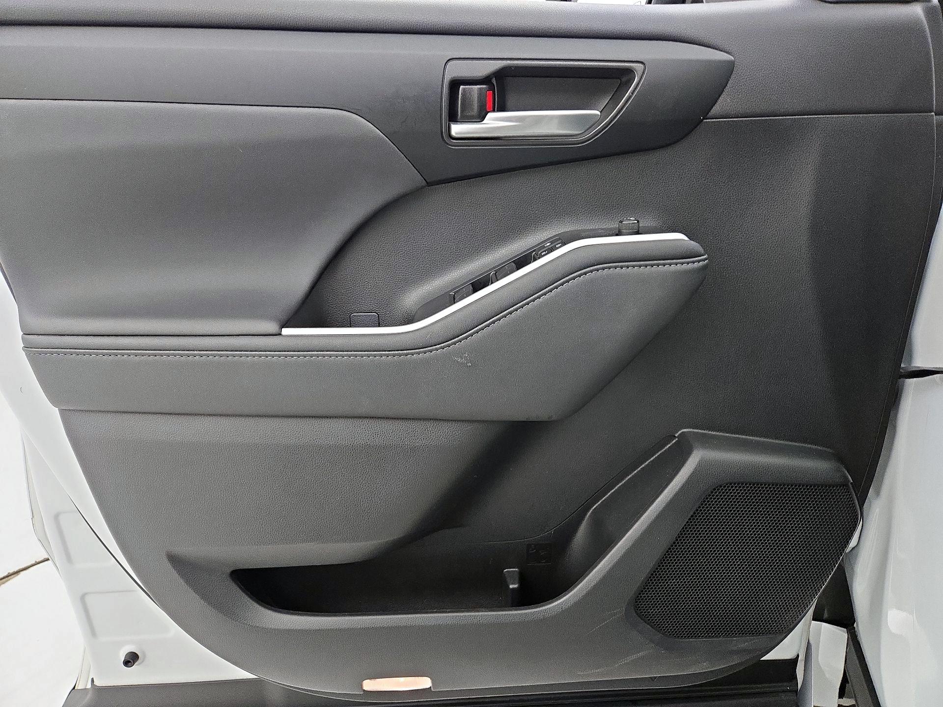 Thumbnail: 2023 Toyota Highlander - 12