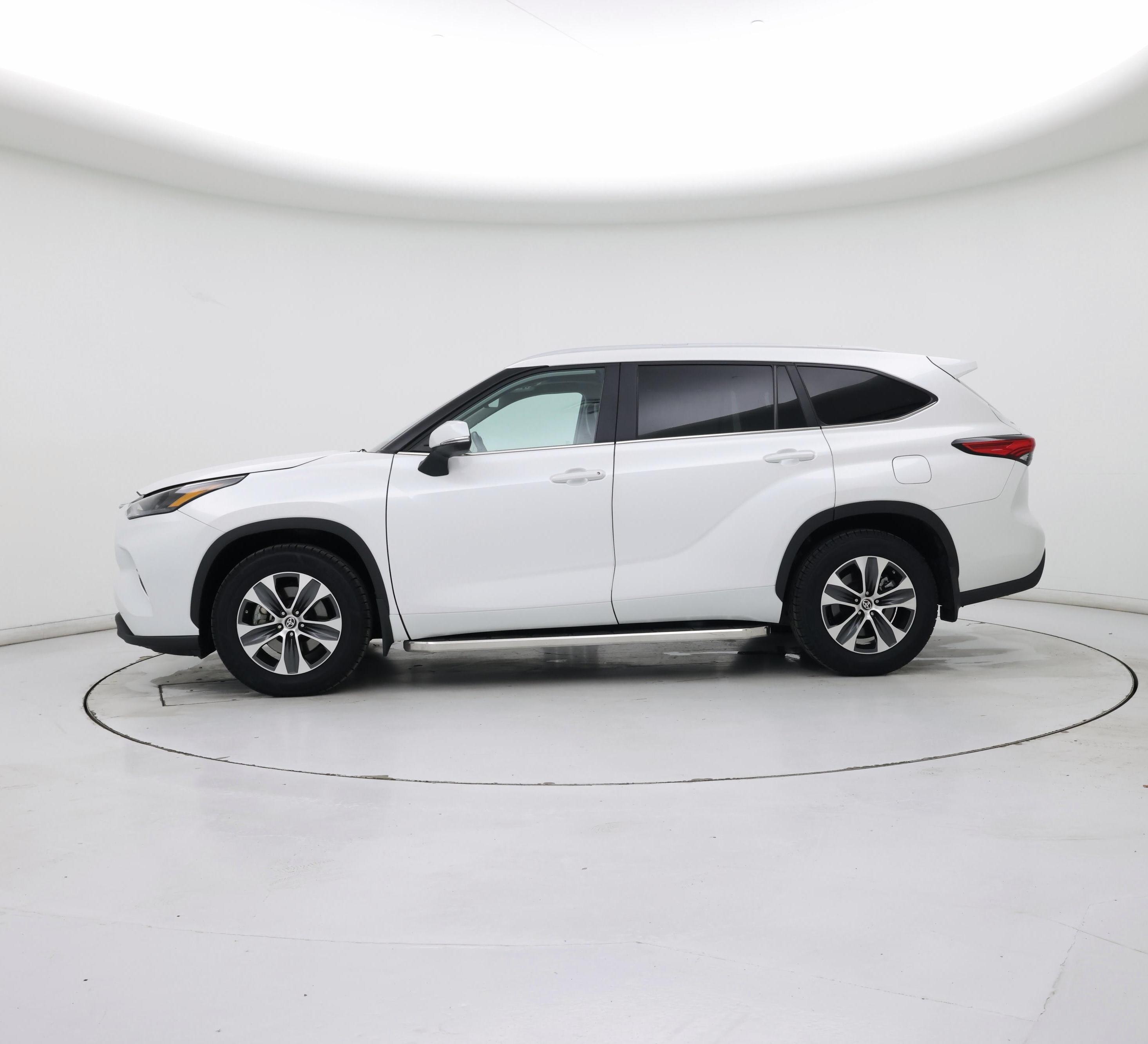 Thumbnail: 2023 Toyota Highlander - 3