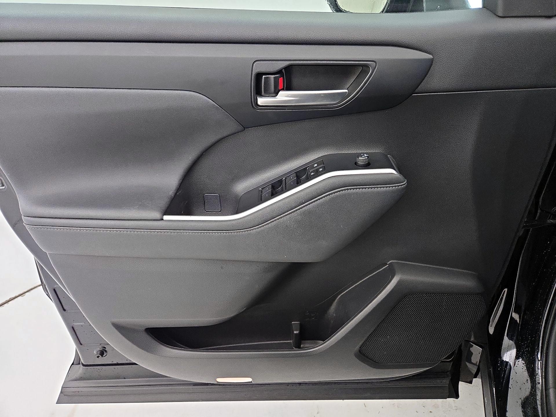 Thumbnail: 2023 Toyota Highlander - 12