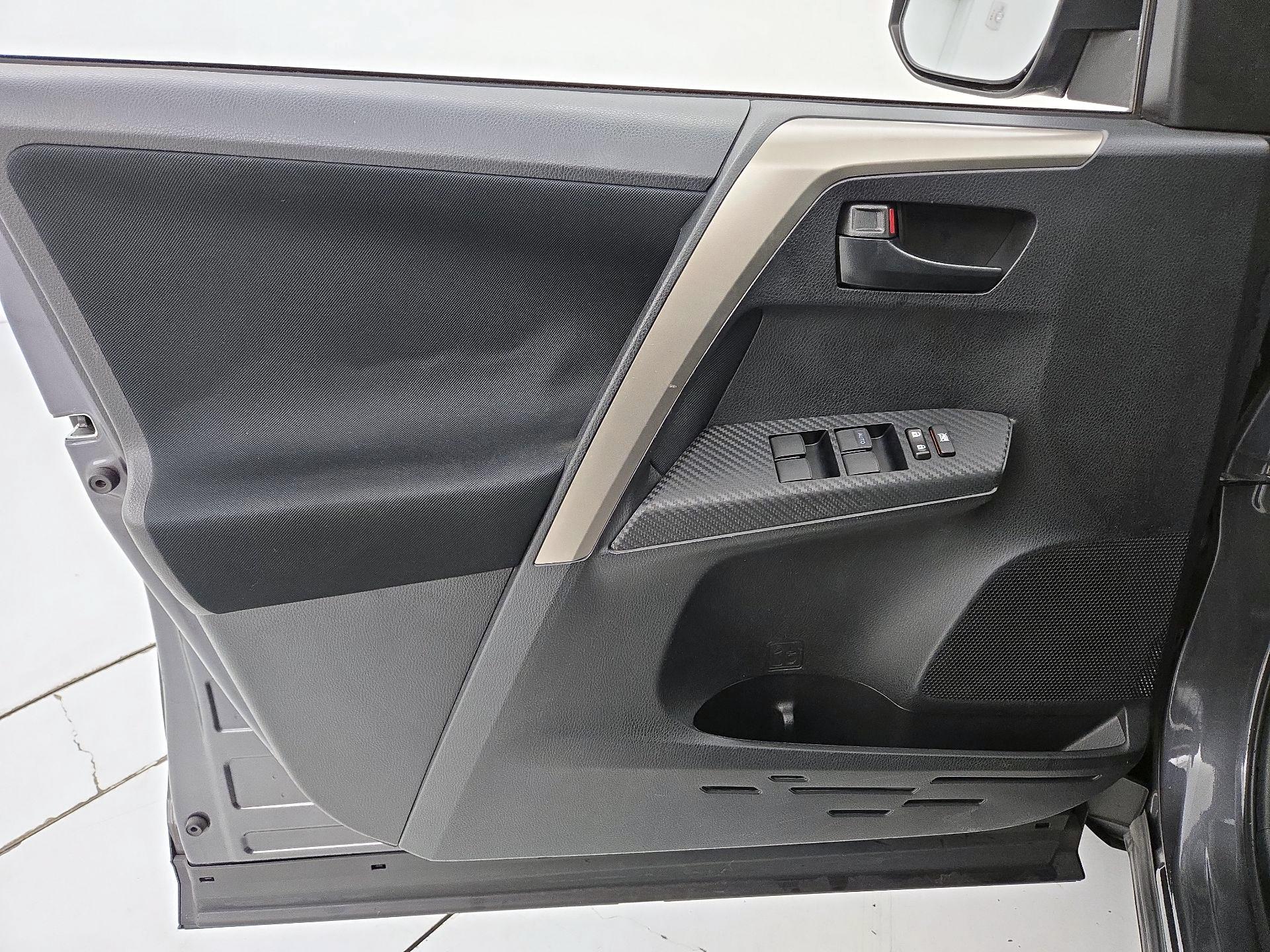 Thumbnail: 2015 Toyota RAV4 - 12