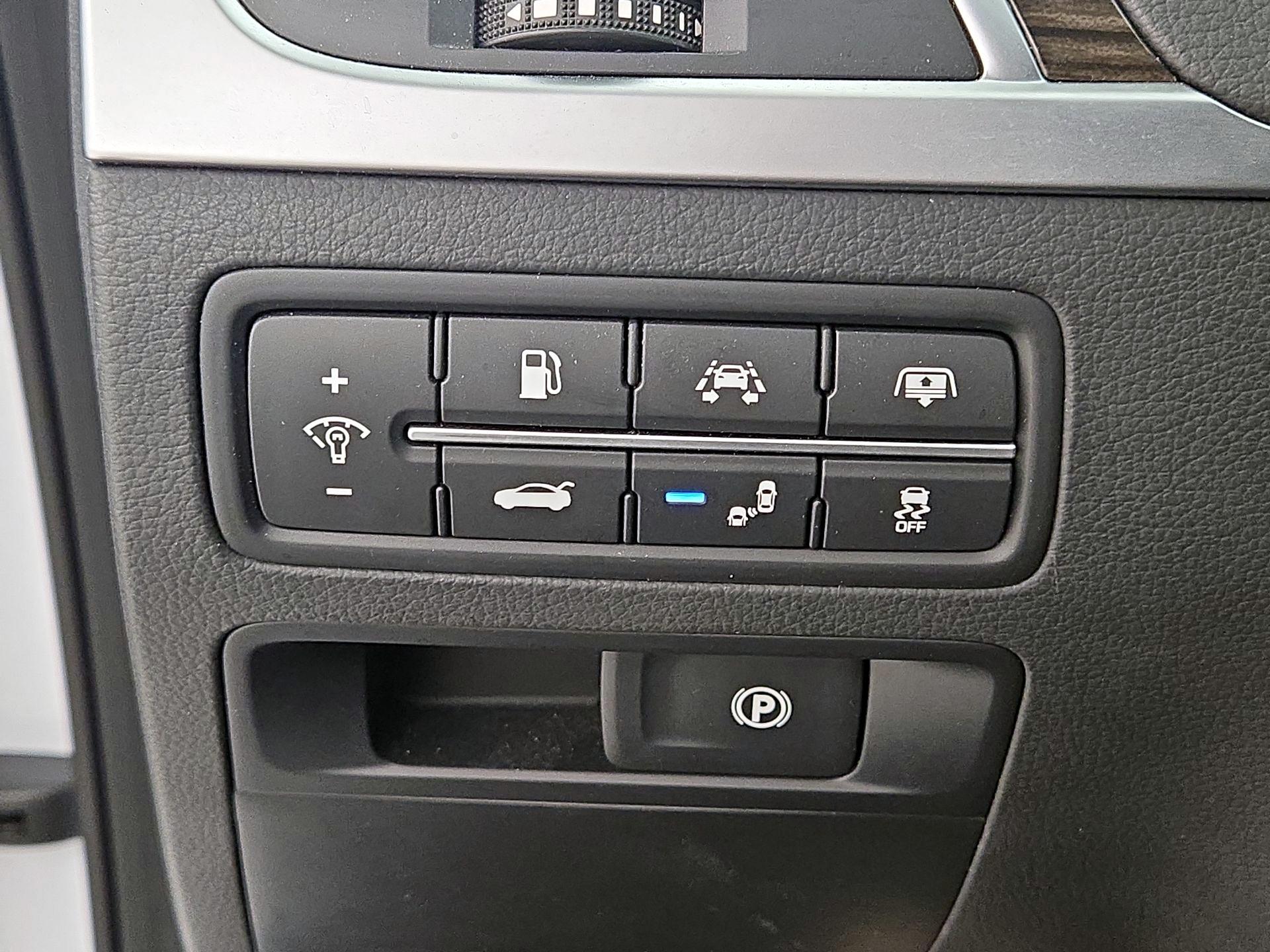 Thumbnail: 2015 Hyundai Genesis - 13