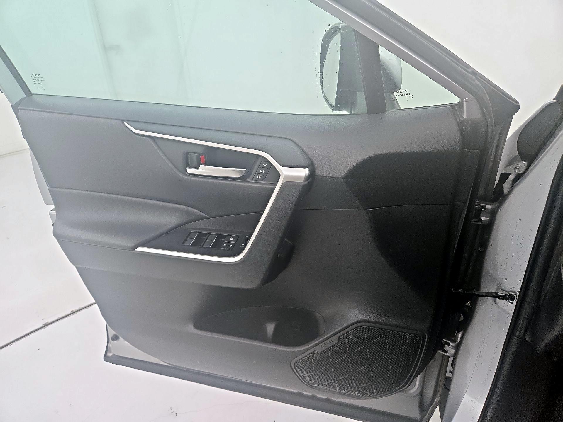 Thumbnail: 2019 Toyota RAV4 - 12