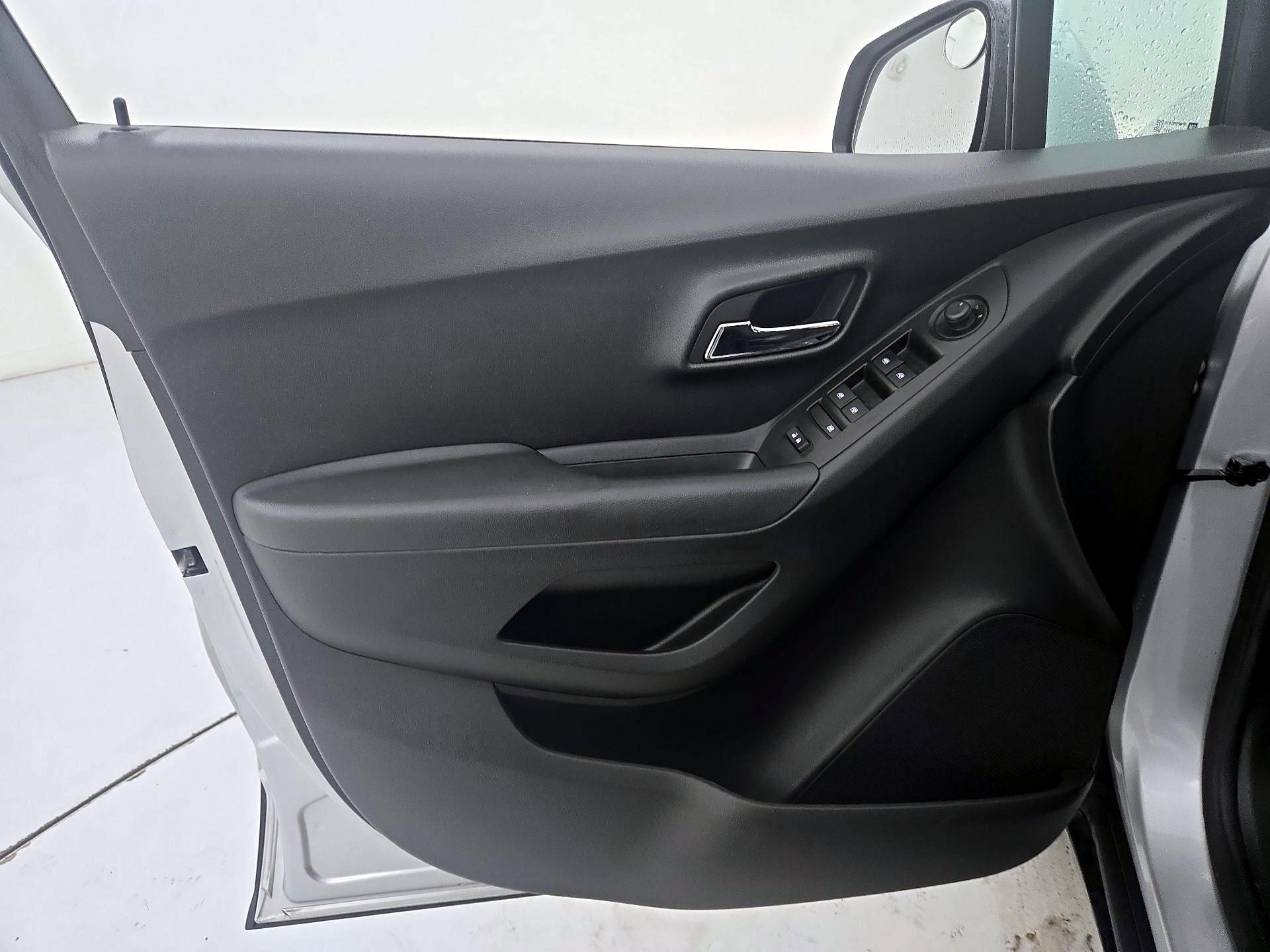 Thumbnail: 2017 Chevrolet Trax - 12