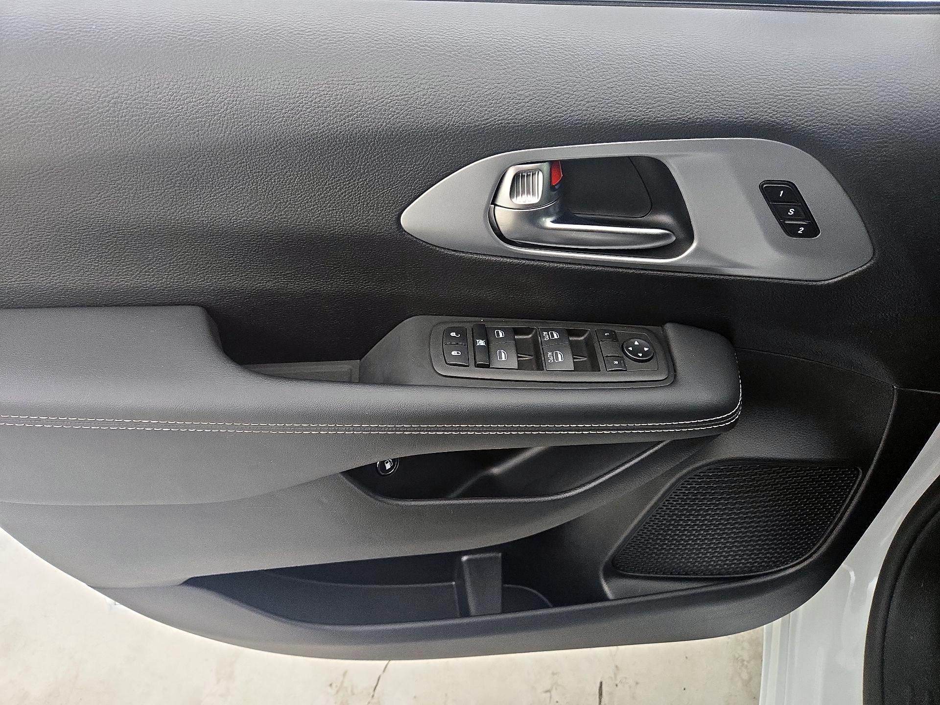 Thumbnail: 2023 Chrysler Pacifica - 12