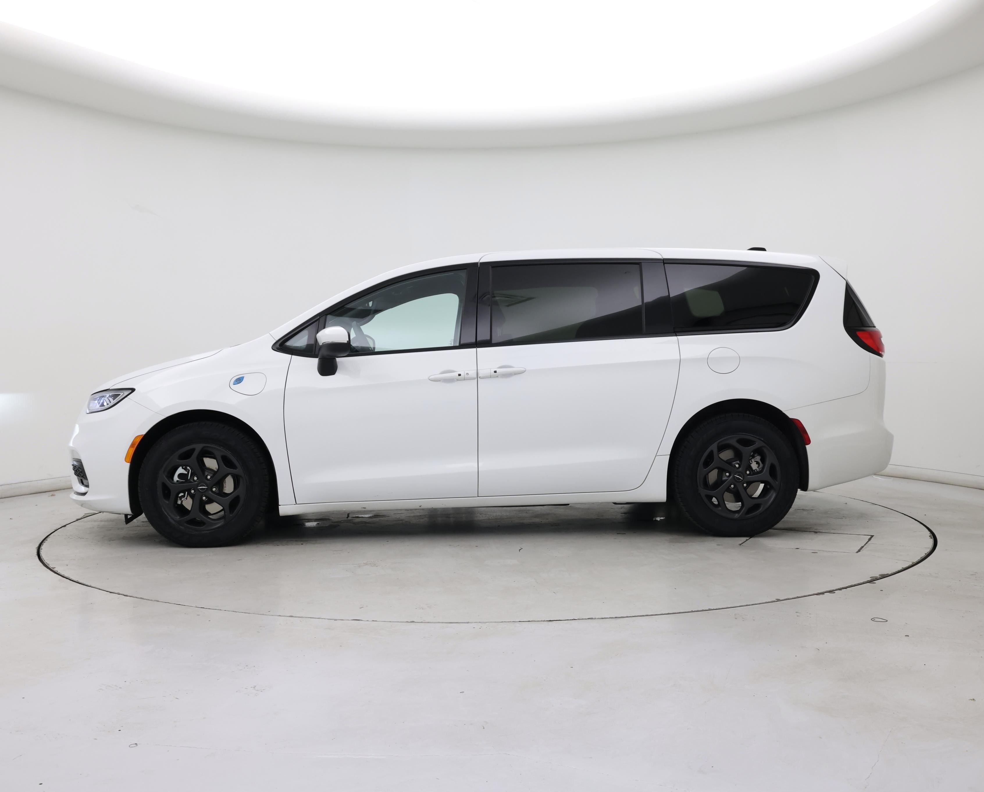 Thumbnail: 2023 Chrysler Pacifica - 3