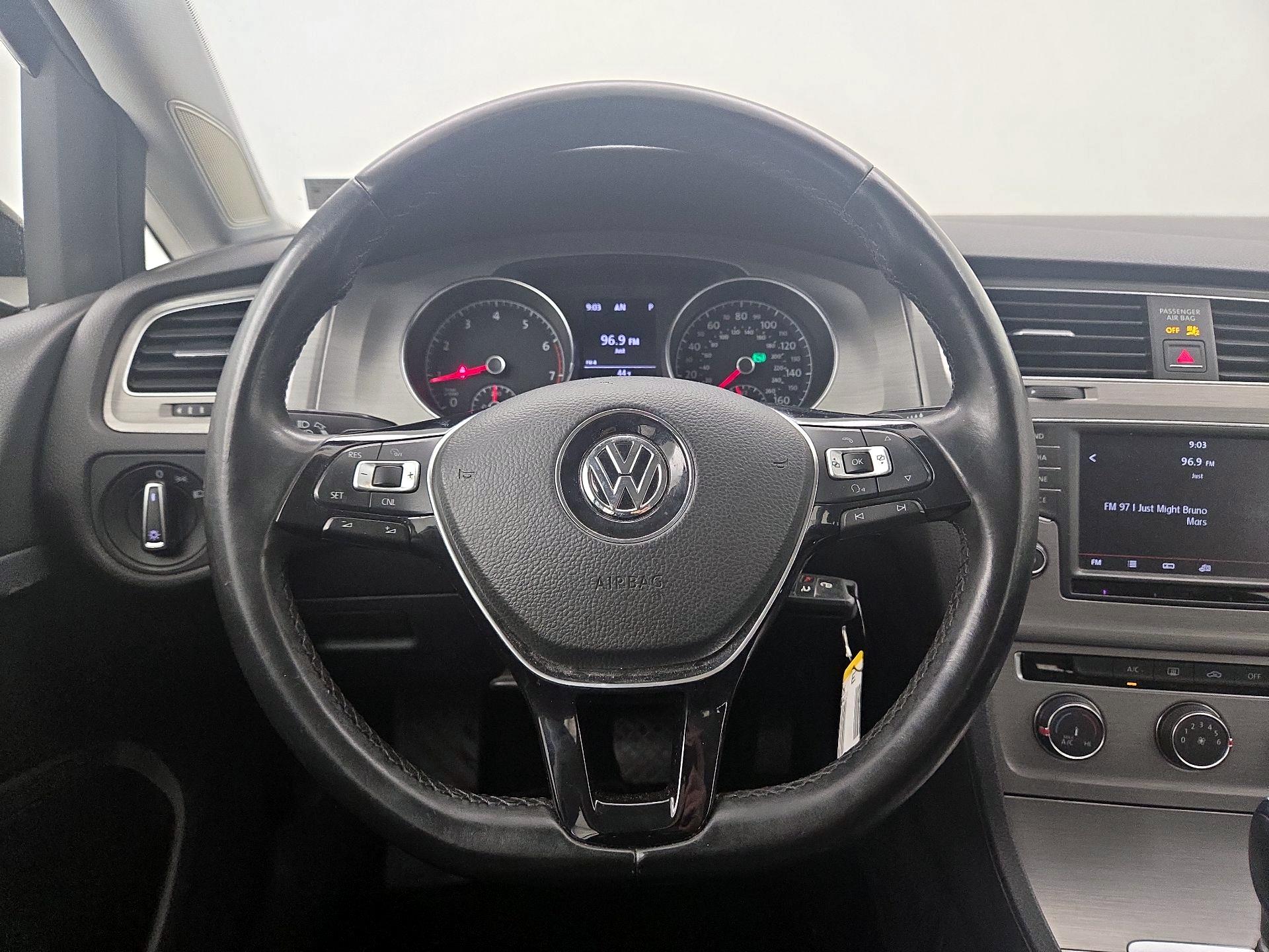 Thumbnail: 2016 Volkswagen Golf - 10