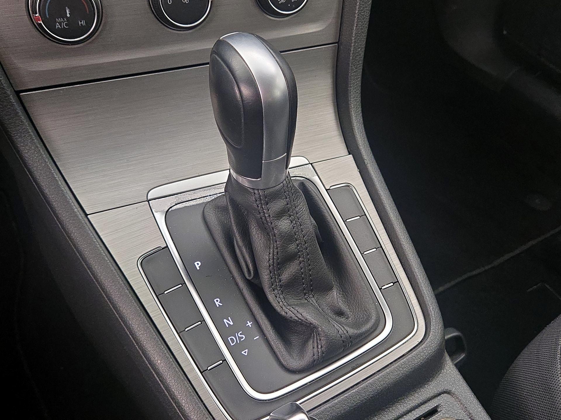 Thumbnail: 2016 Volkswagen Golf - 17