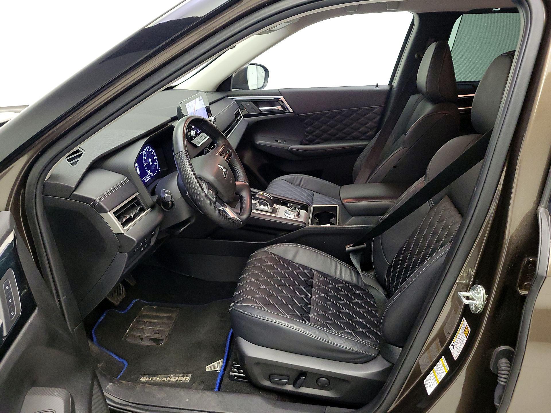 Thumbnail: 2023 Mitsubishi Outlander - 11