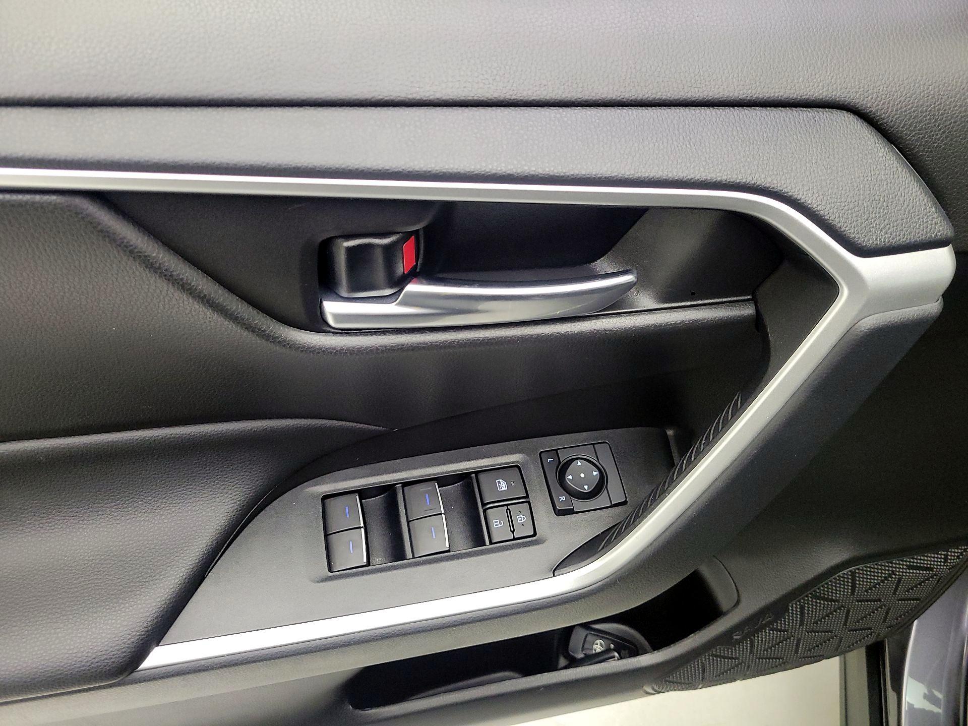 Thumbnail: 2022 Toyota RAV4 - 10