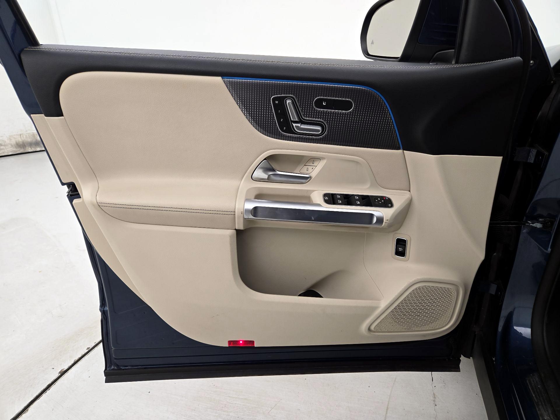 Thumbnail: 2020 Mercedes-Benz GLB - 12