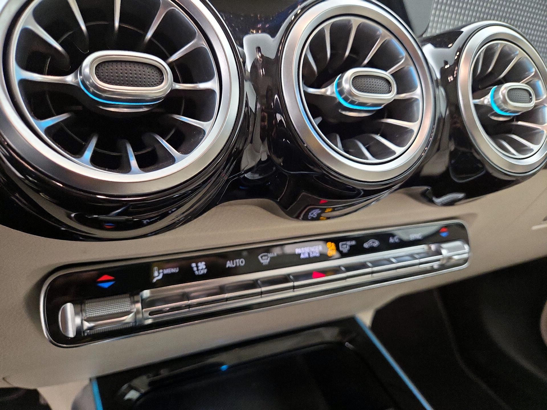 Thumbnail: 2020 Mercedes-Benz GLB - 16