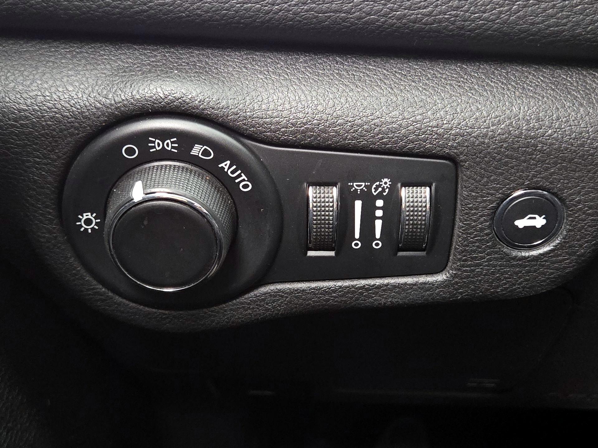 Thumbnail: 2016 Chrysler 200 - 13