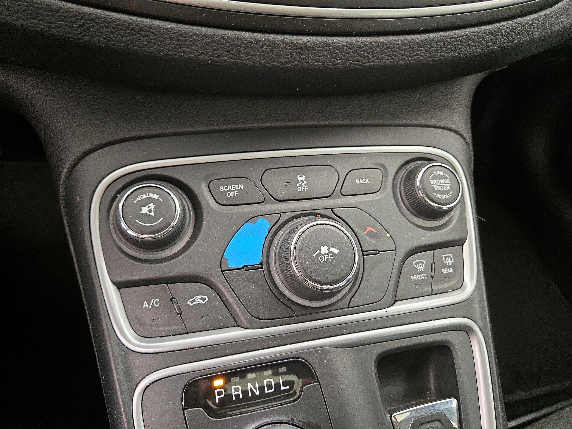 Thumbnail: 2016 Chrysler 200 - 17