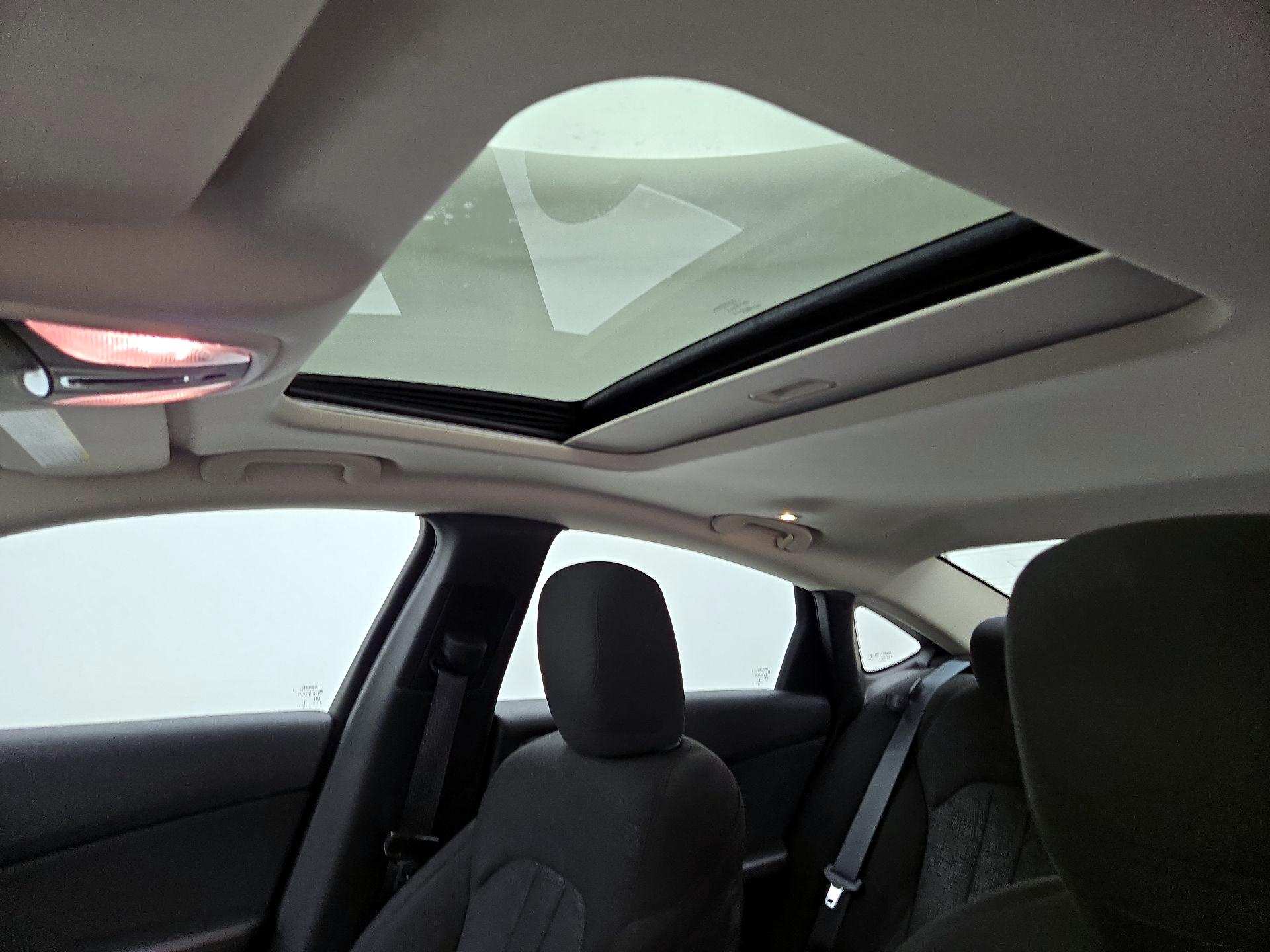 Thumbnail: 2016 Chrysler 200 - 20