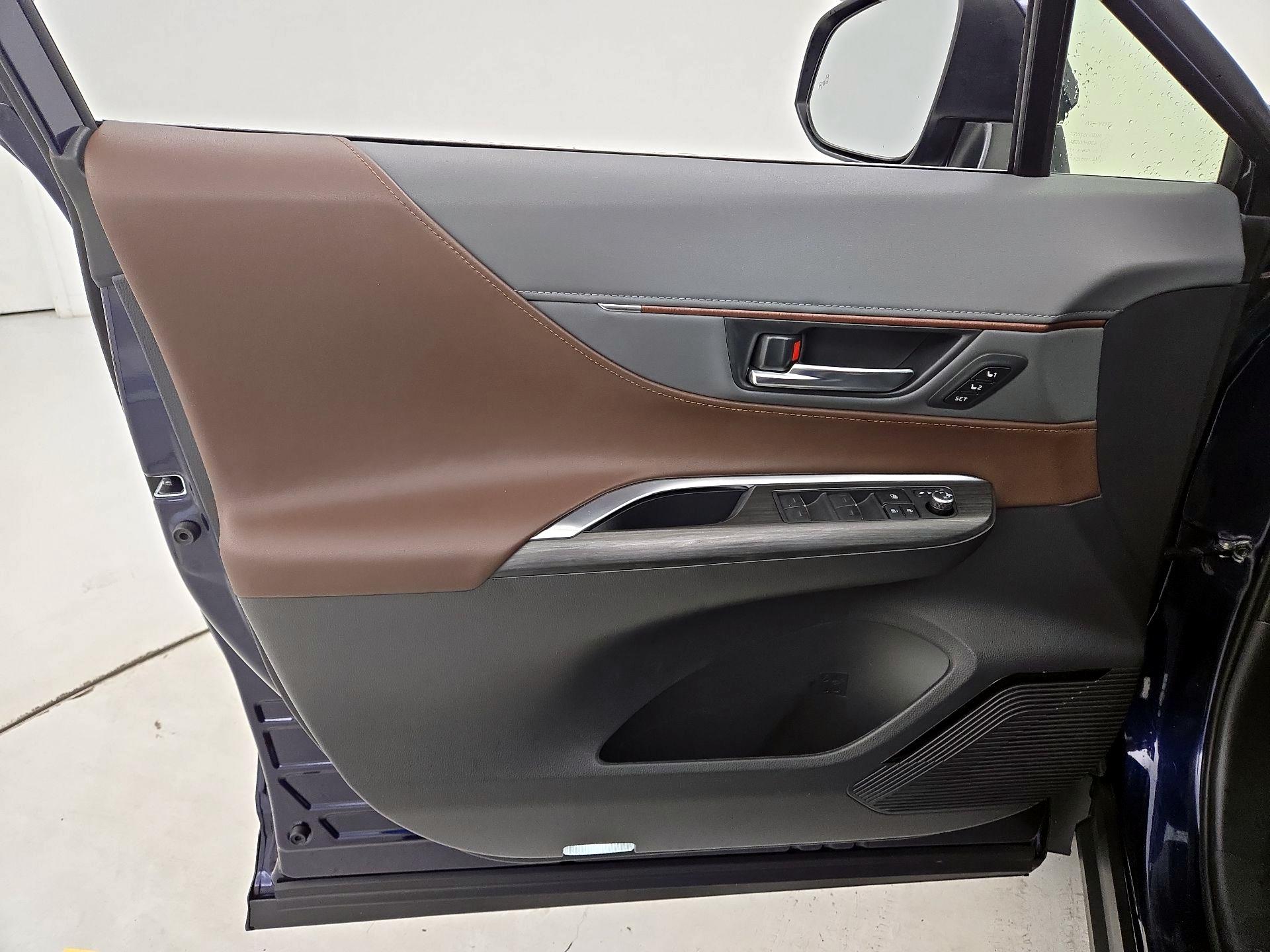 Thumbnail: 2022 Toyota Venza - 12