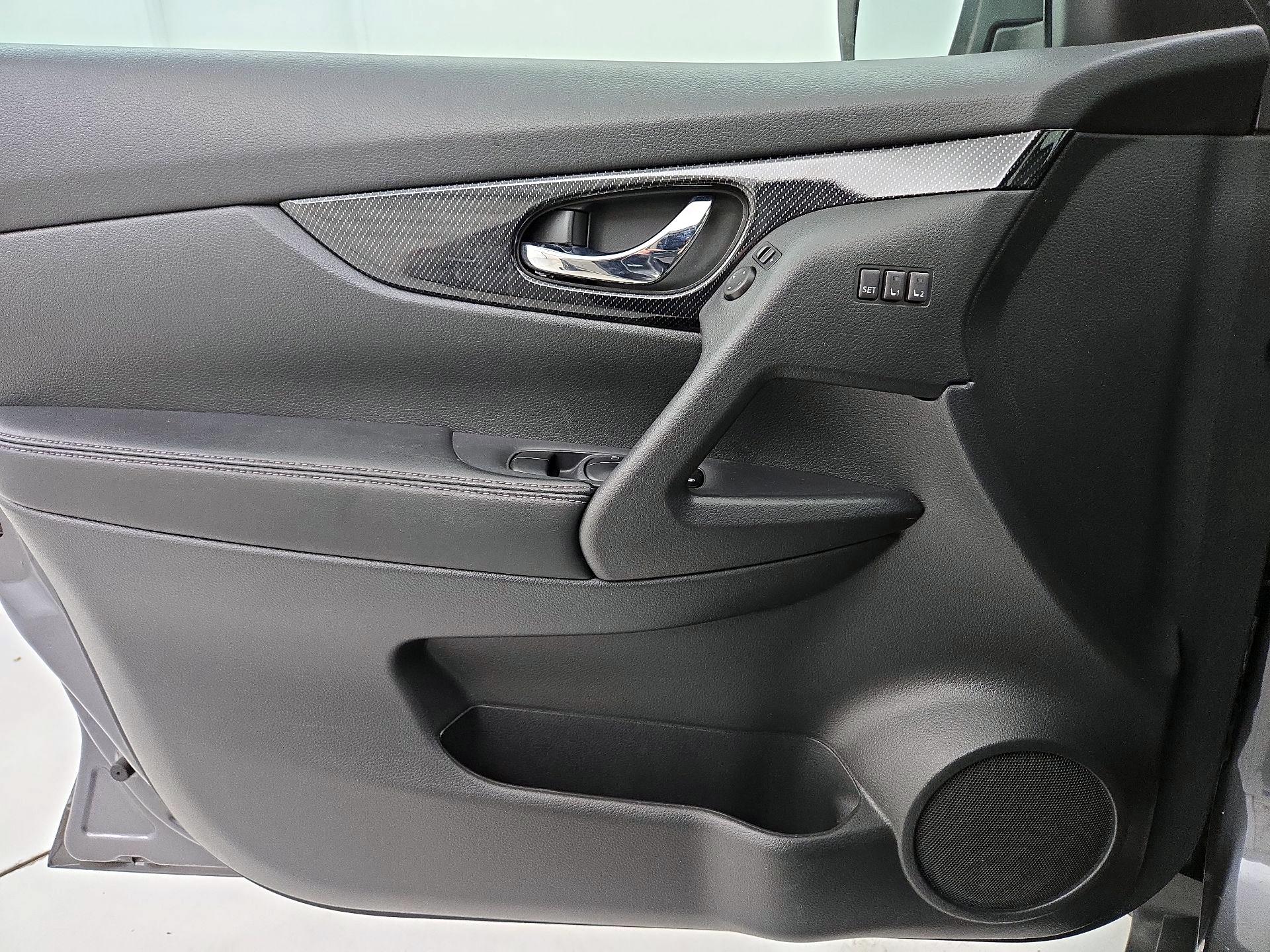 Thumbnail: 2017 Nissan Rogue - 12