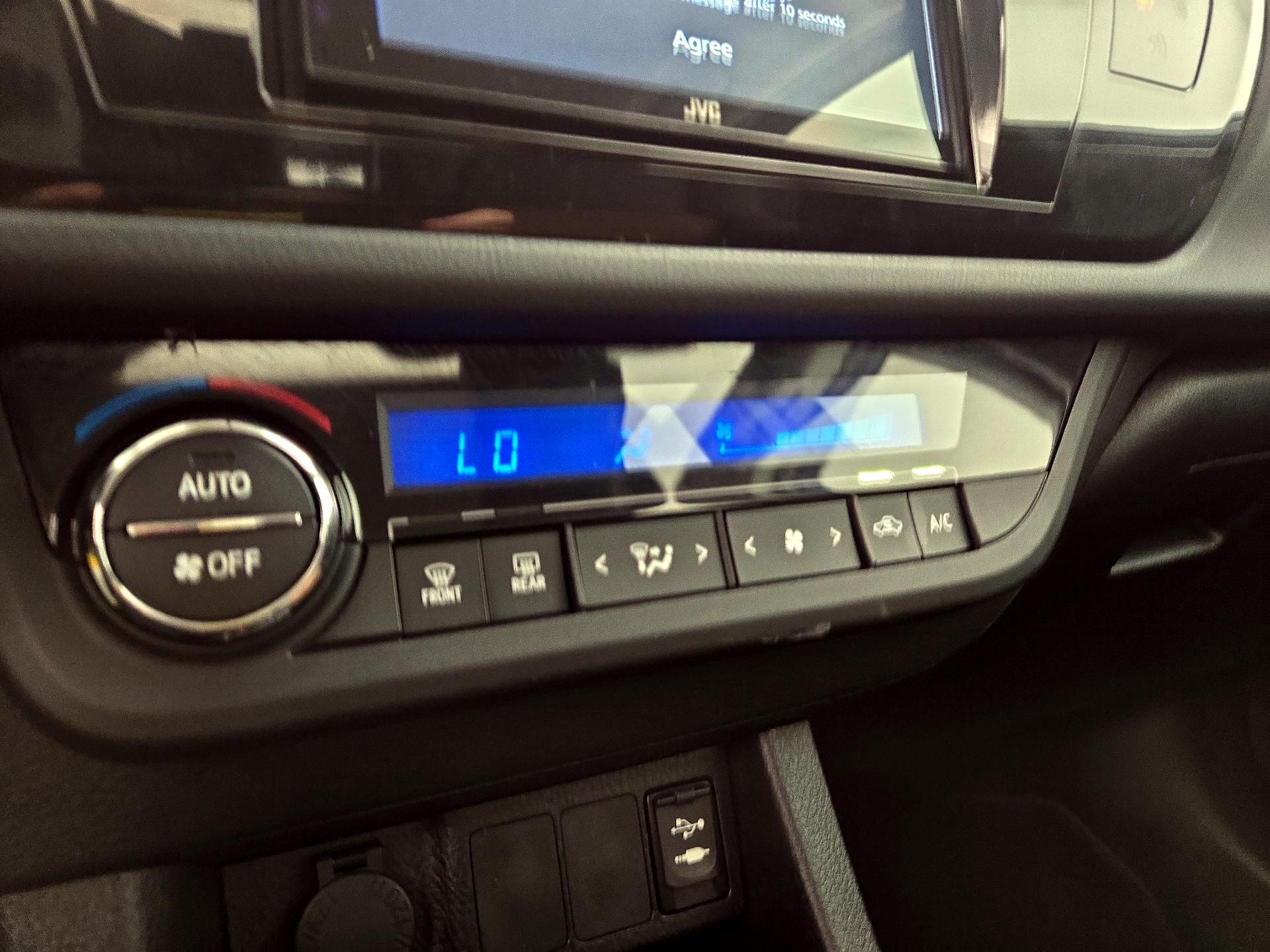 Thumbnail: 2015 Toyota Corolla - 16