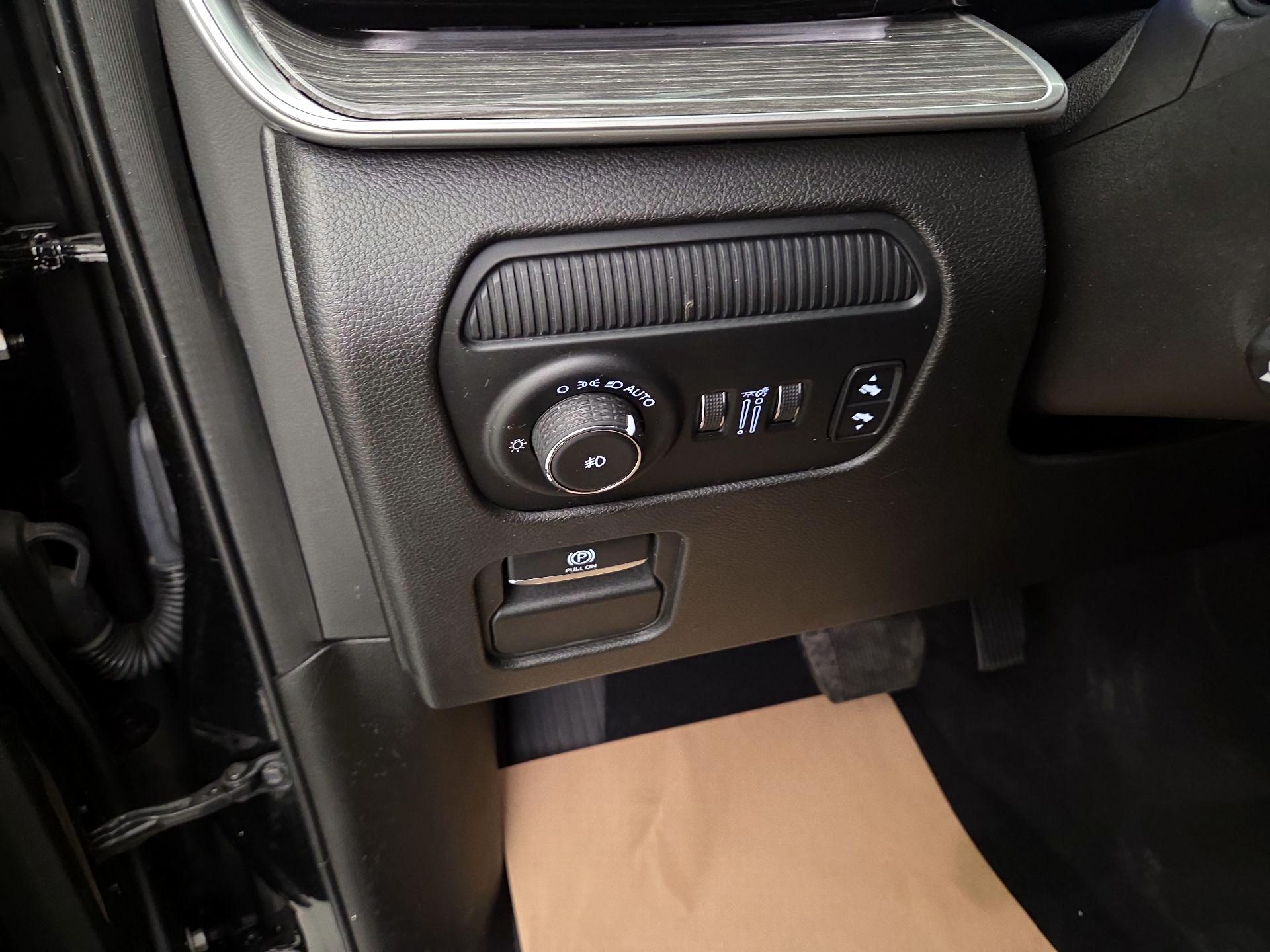 Thumbnail: 2022 Jeep Wagoneer - 13