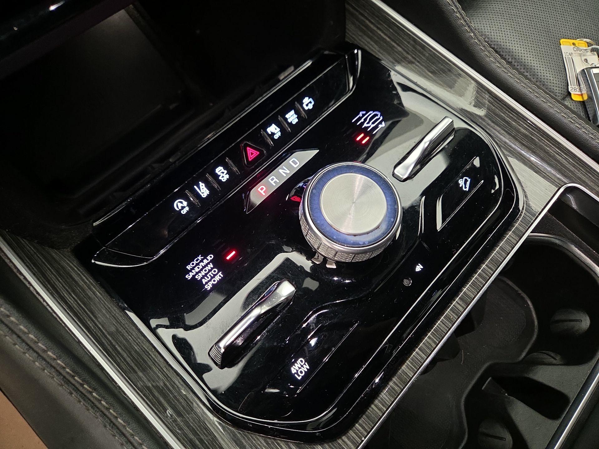 Thumbnail: 2022 Jeep Wagoneer - 18