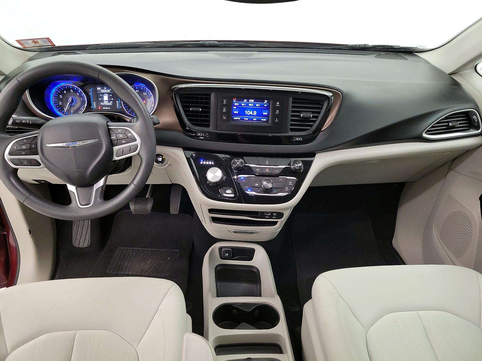 Thumbnail: 2017 Chrysler Pacifica - 9