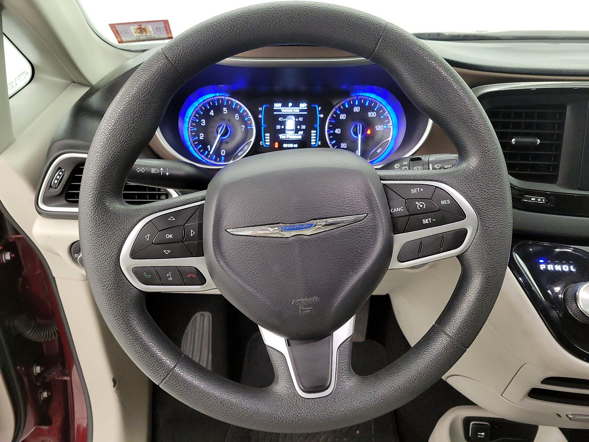 Thumbnail: 2017 Chrysler Pacifica - 10