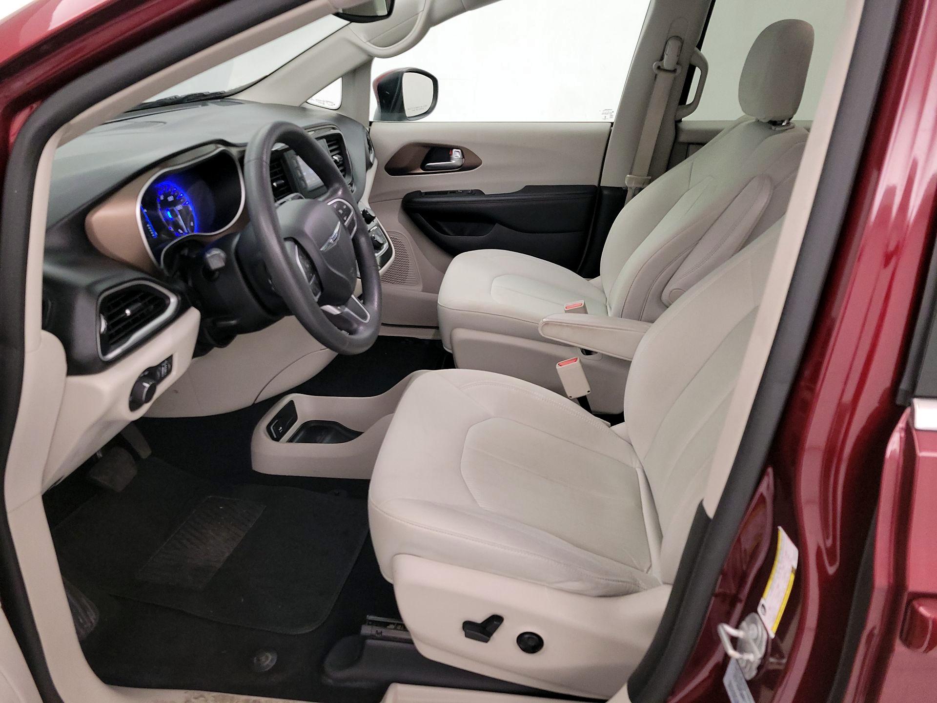 Thumbnail: 2017 Chrysler Pacifica - 11