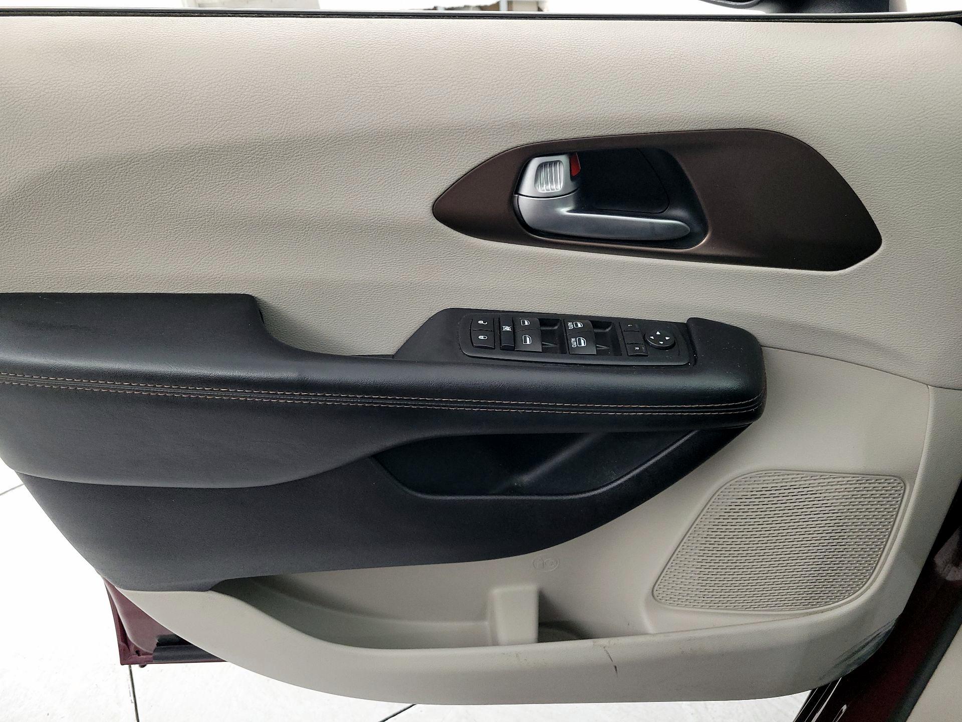 Thumbnail: 2017 Chrysler Pacifica - 12