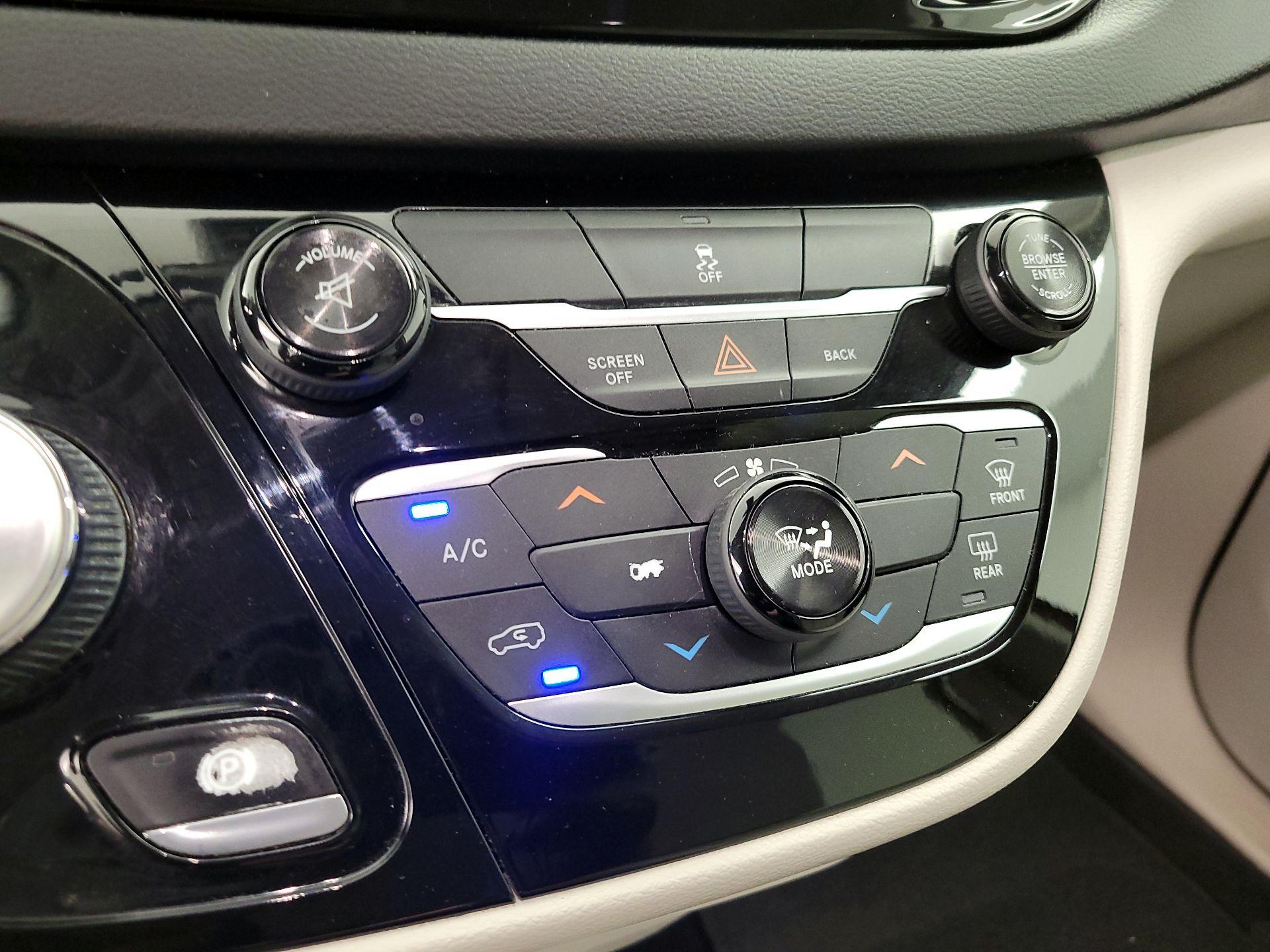 Thumbnail: 2017 Chrysler Pacifica - 16