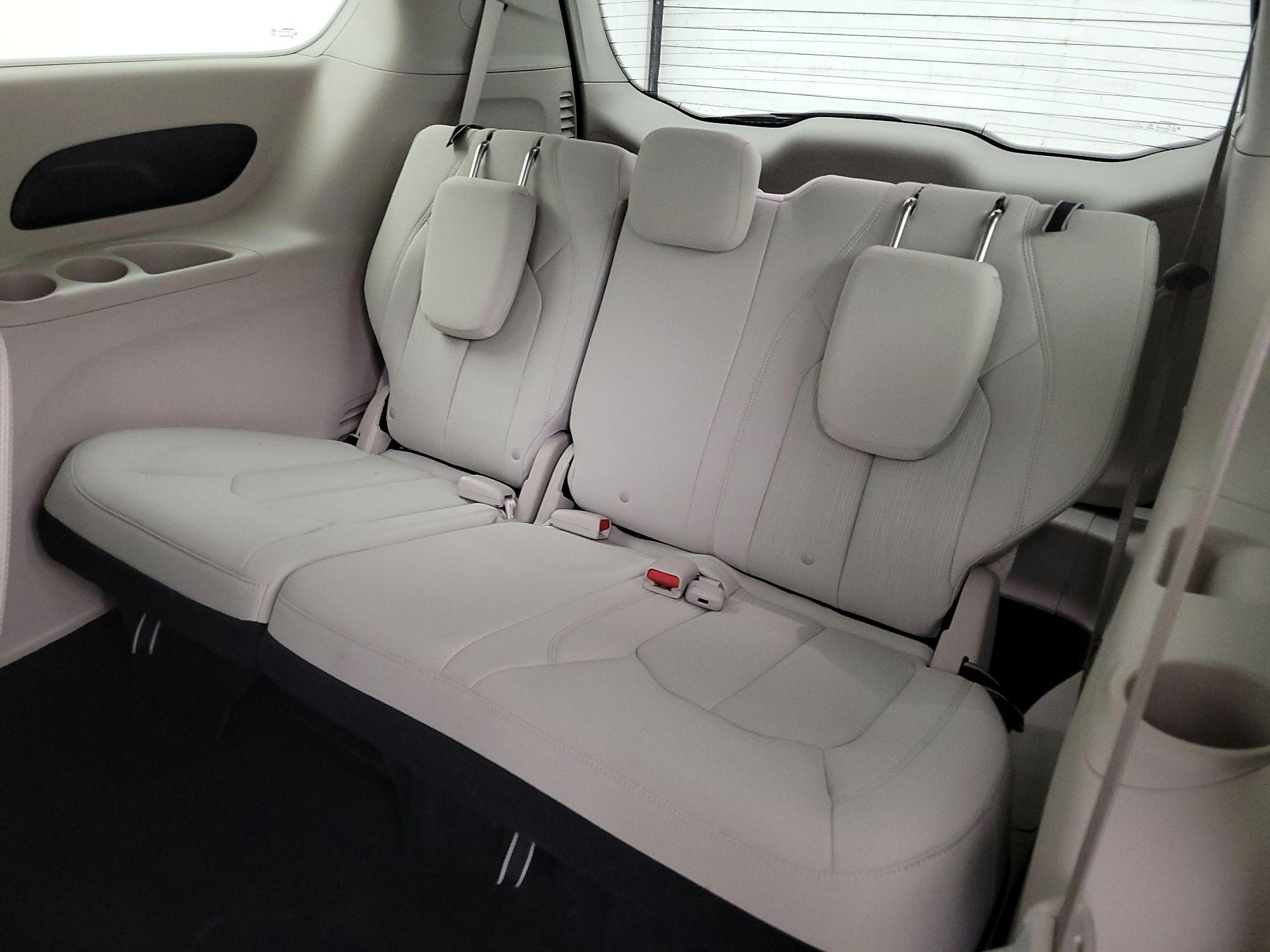 Thumbnail: 2017 Chrysler Pacifica - 20