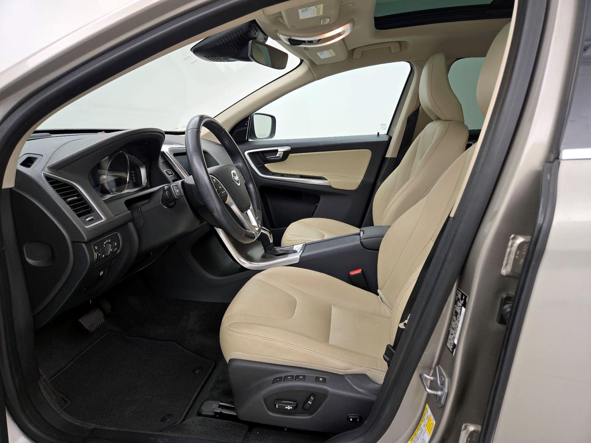 Thumbnail: 2016 Volvo XC60 - 11