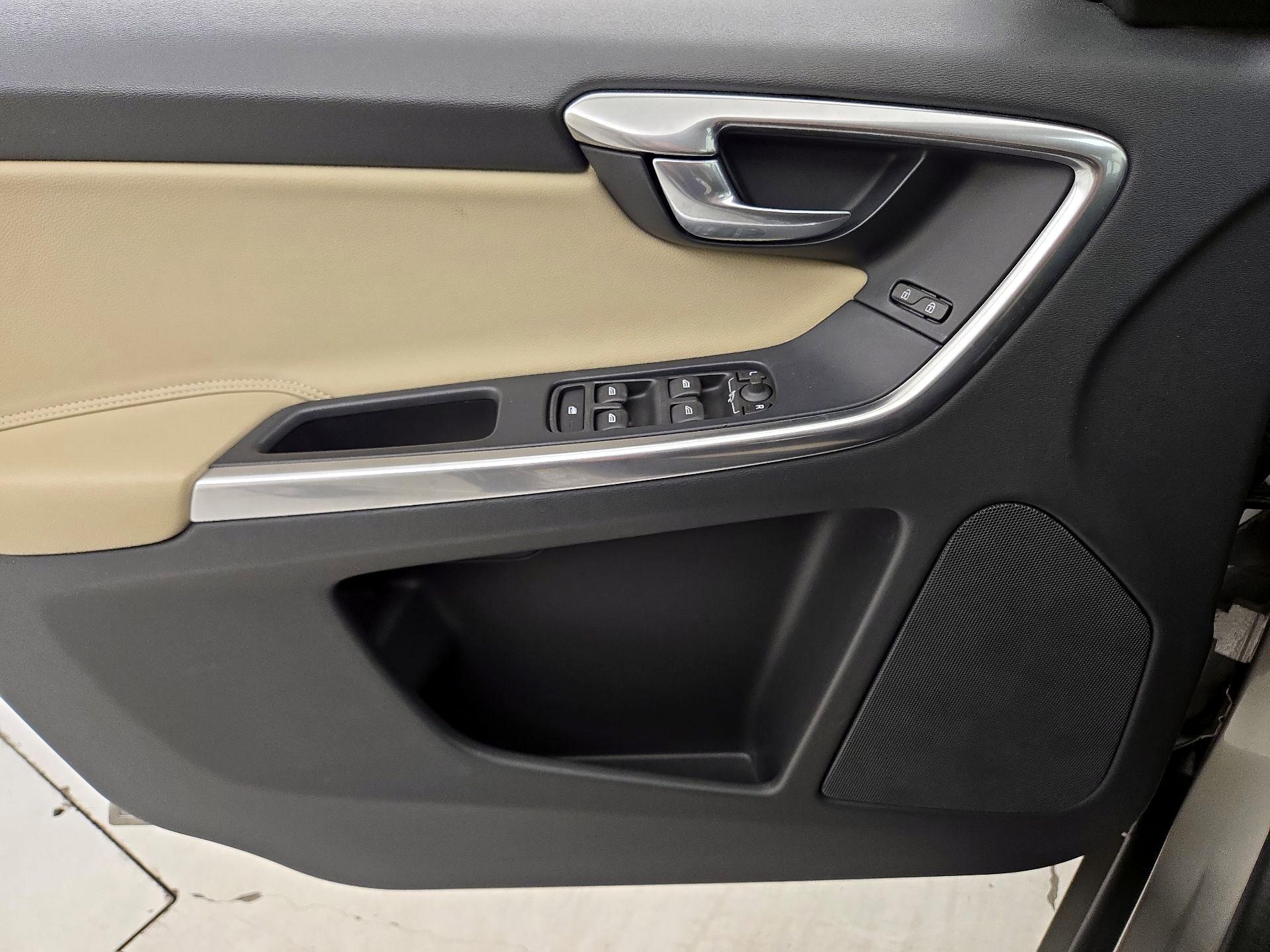 Thumbnail: 2016 Volvo XC60 - 12