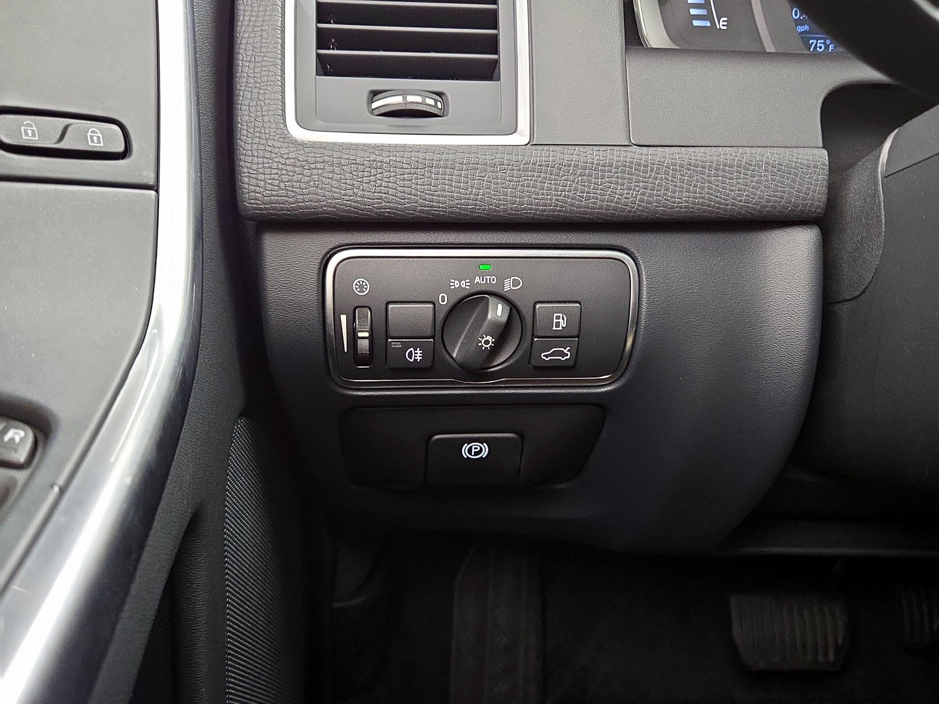 Thumbnail: 2016 Volvo XC60 - 13