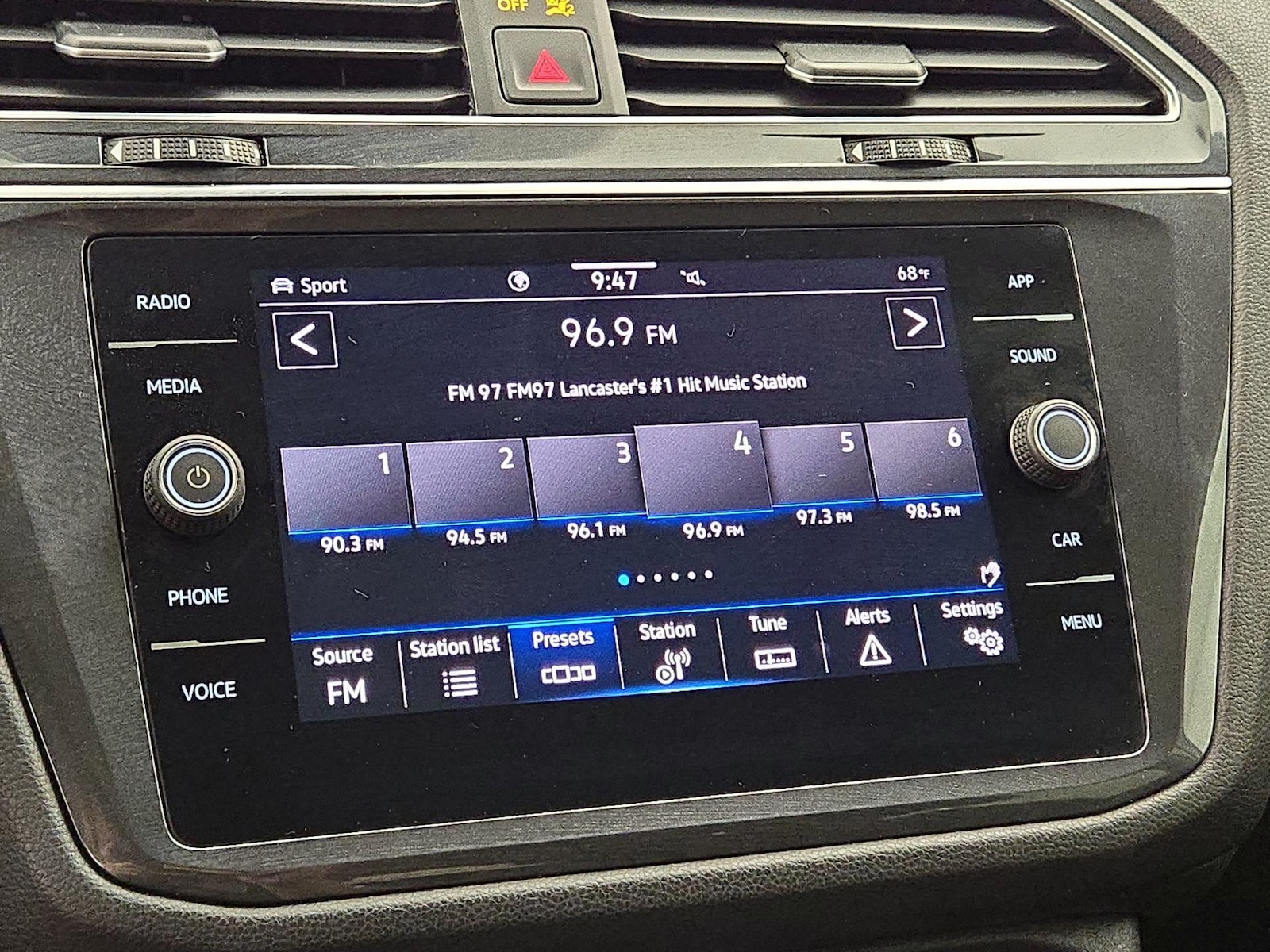 2022 Volkswagen Tiguan SE - Photo 16