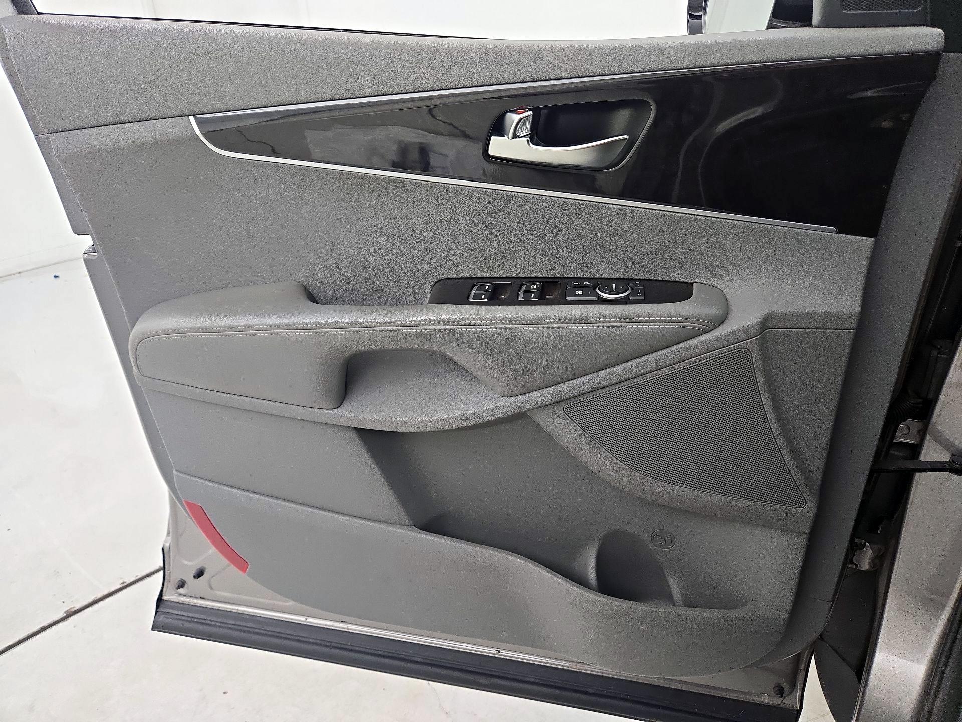 Thumbnail: 2016 Kia Sorento - 12