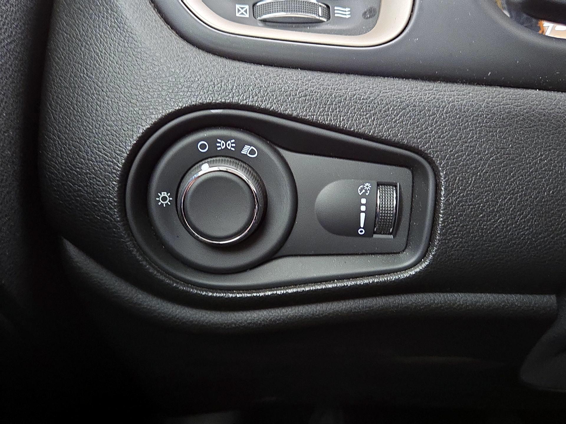 Thumbnail: 2017 Jeep Renegade - 13