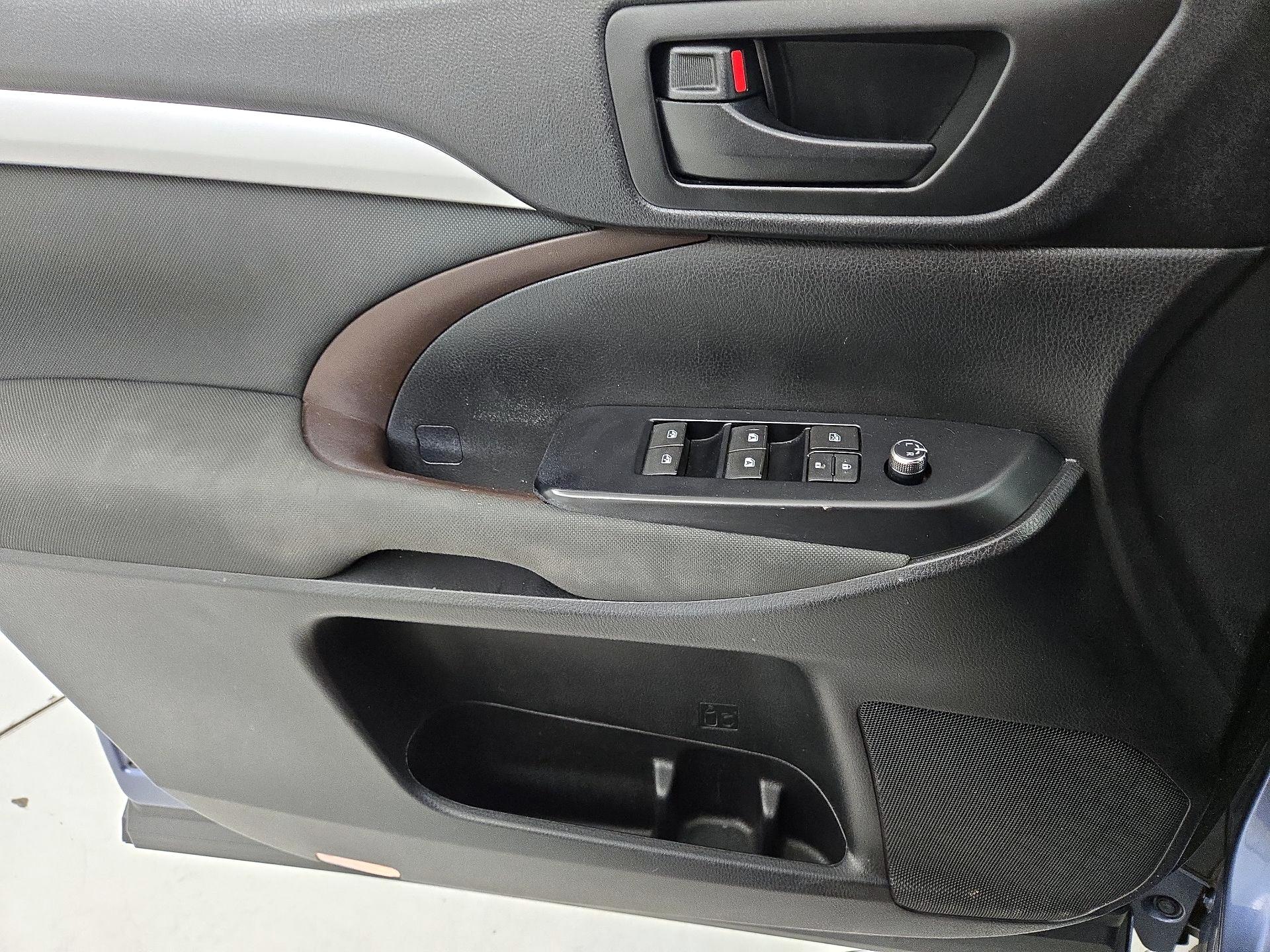 Thumbnail: 2016 Toyota Highlander - 12