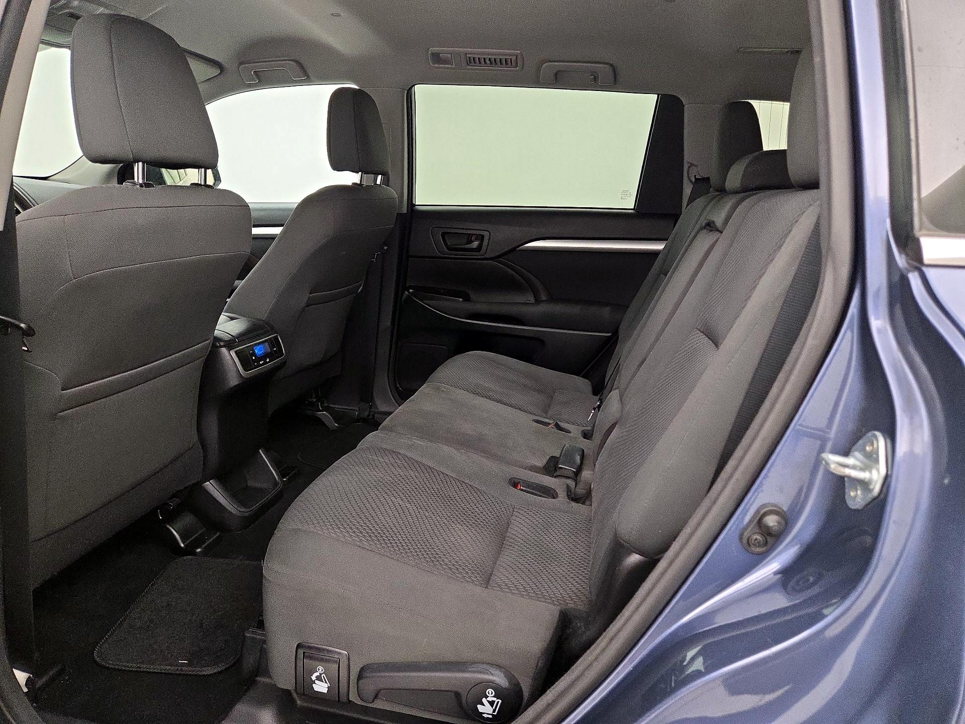 Thumbnail: 2016 Toyota Highlander - 18