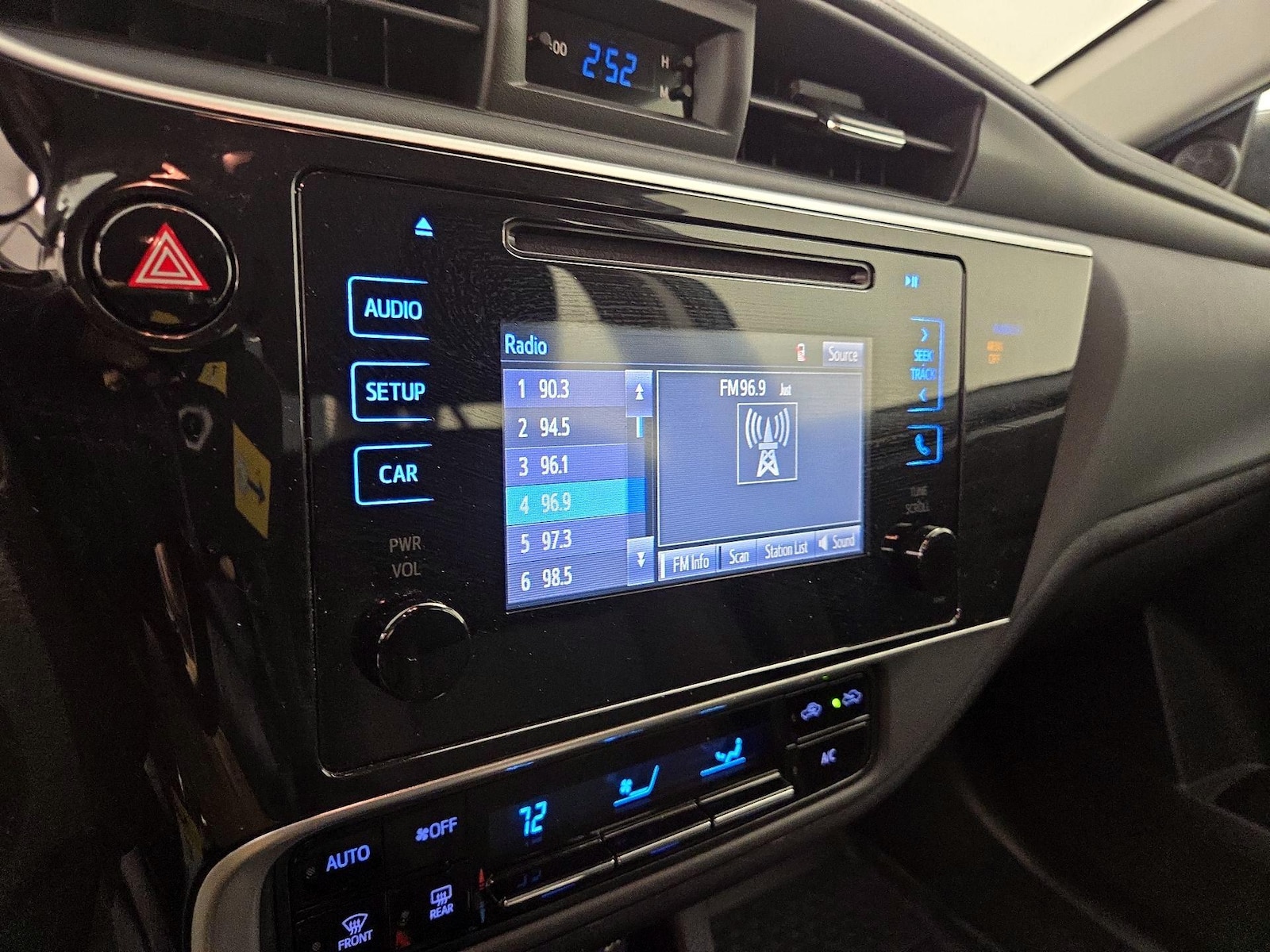 2019 Toyota Corolla LE - Photo 16