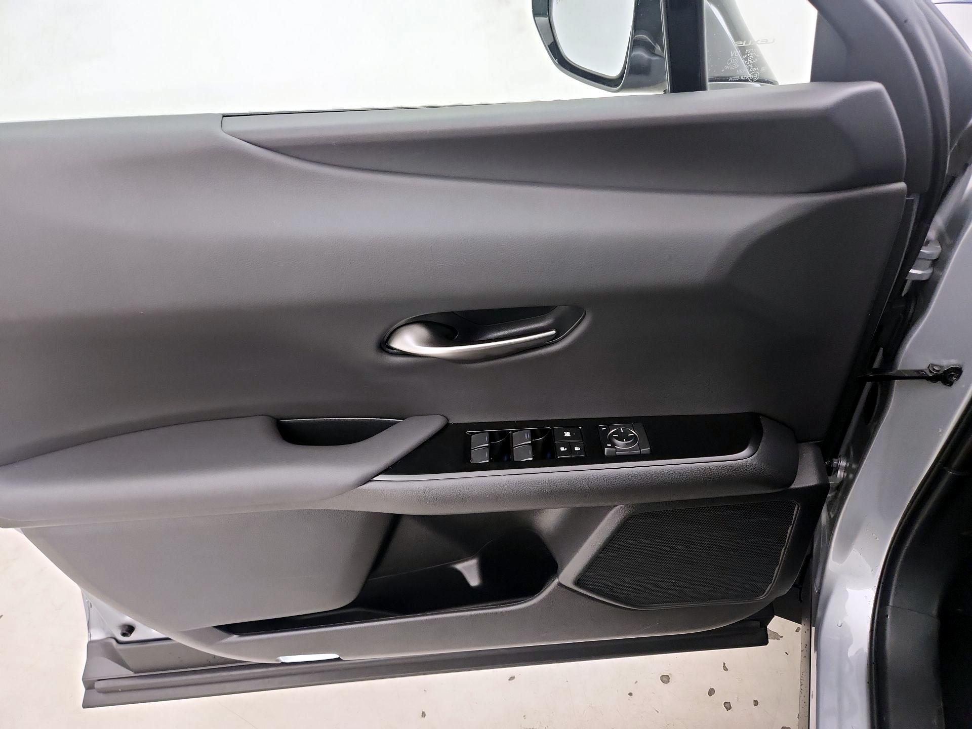 Thumbnail: 2023 Lexus UX - 12