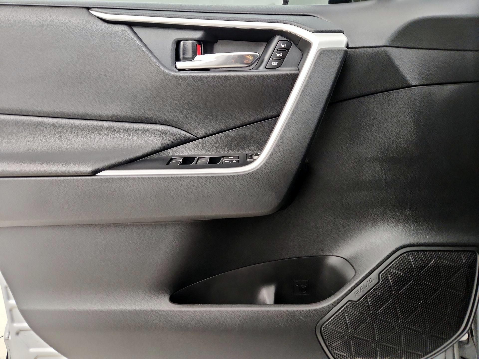 Thumbnail: 2020 Toyota RAV4 - 12