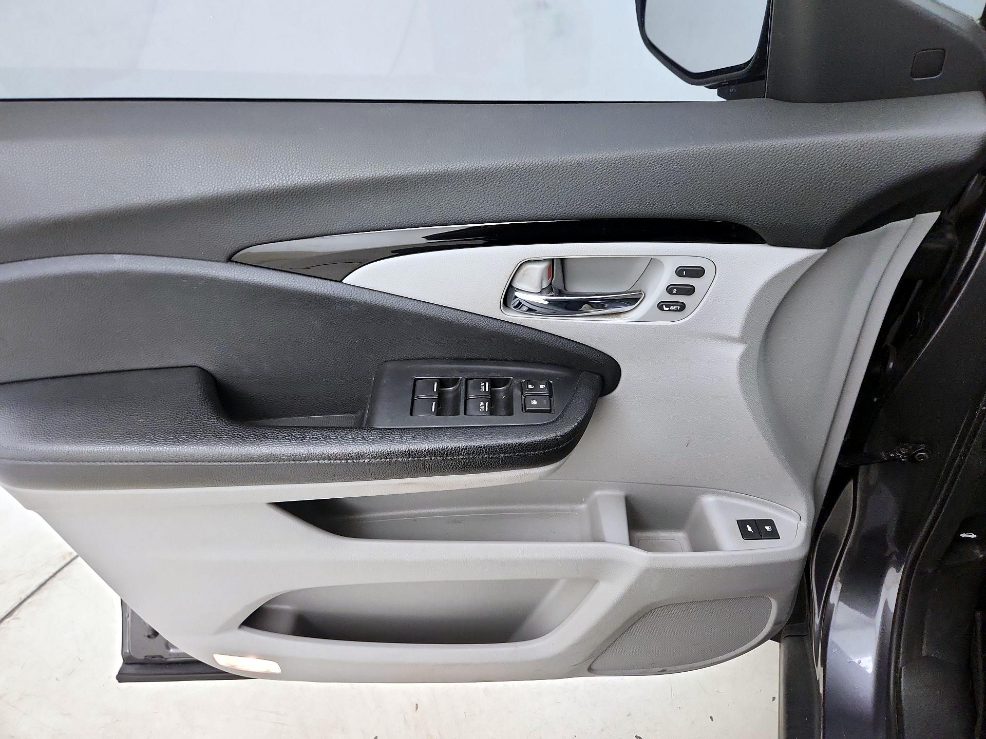 Thumbnail: 2017 Honda Pilot - 12